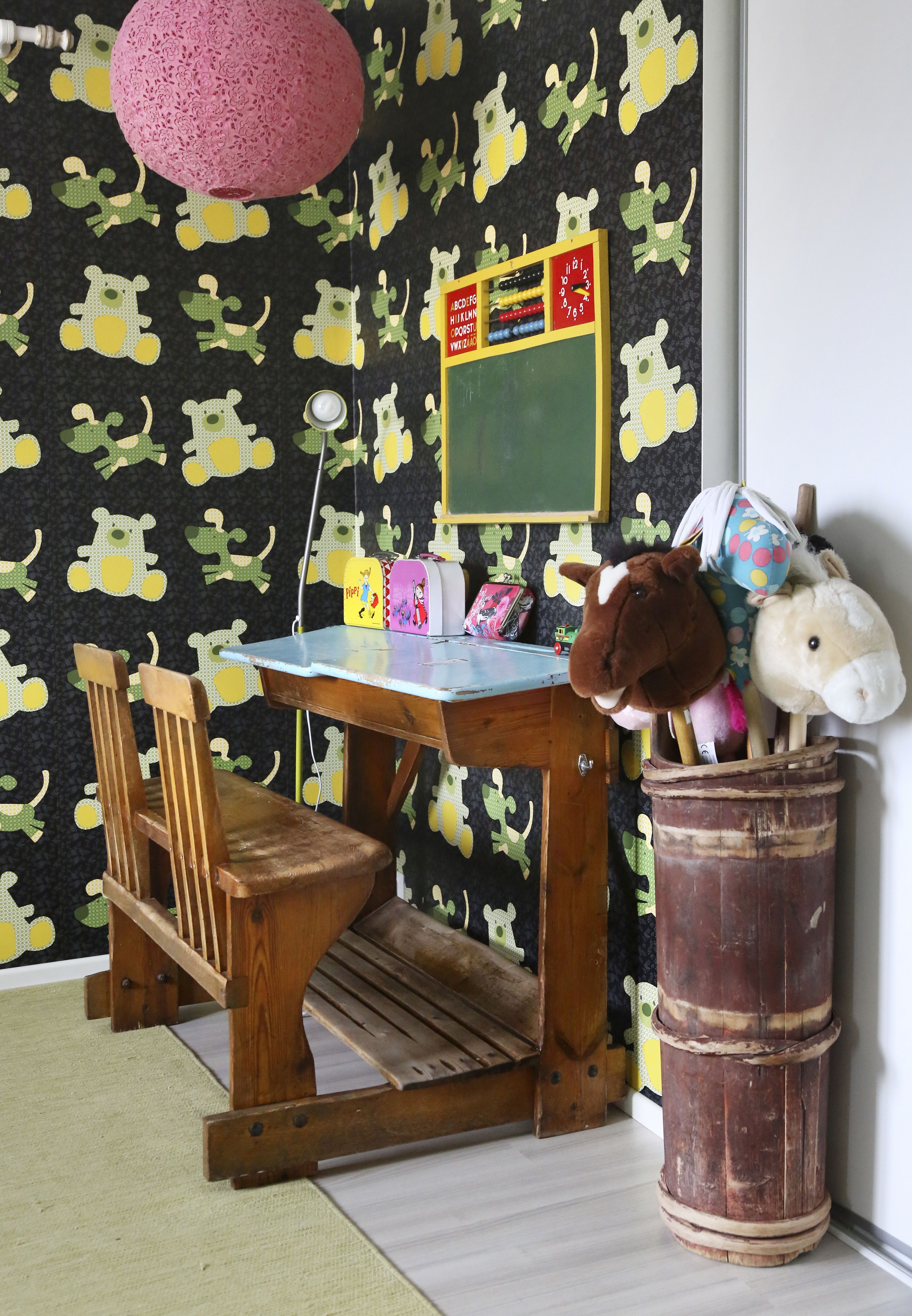 ”Vanha paripulpetti oli aikoinaan Riston koulussa. Liitutaulu on kirppikseltä. Isovanhempien korkea kirnutiinu sopii keppihevostalliksi.”