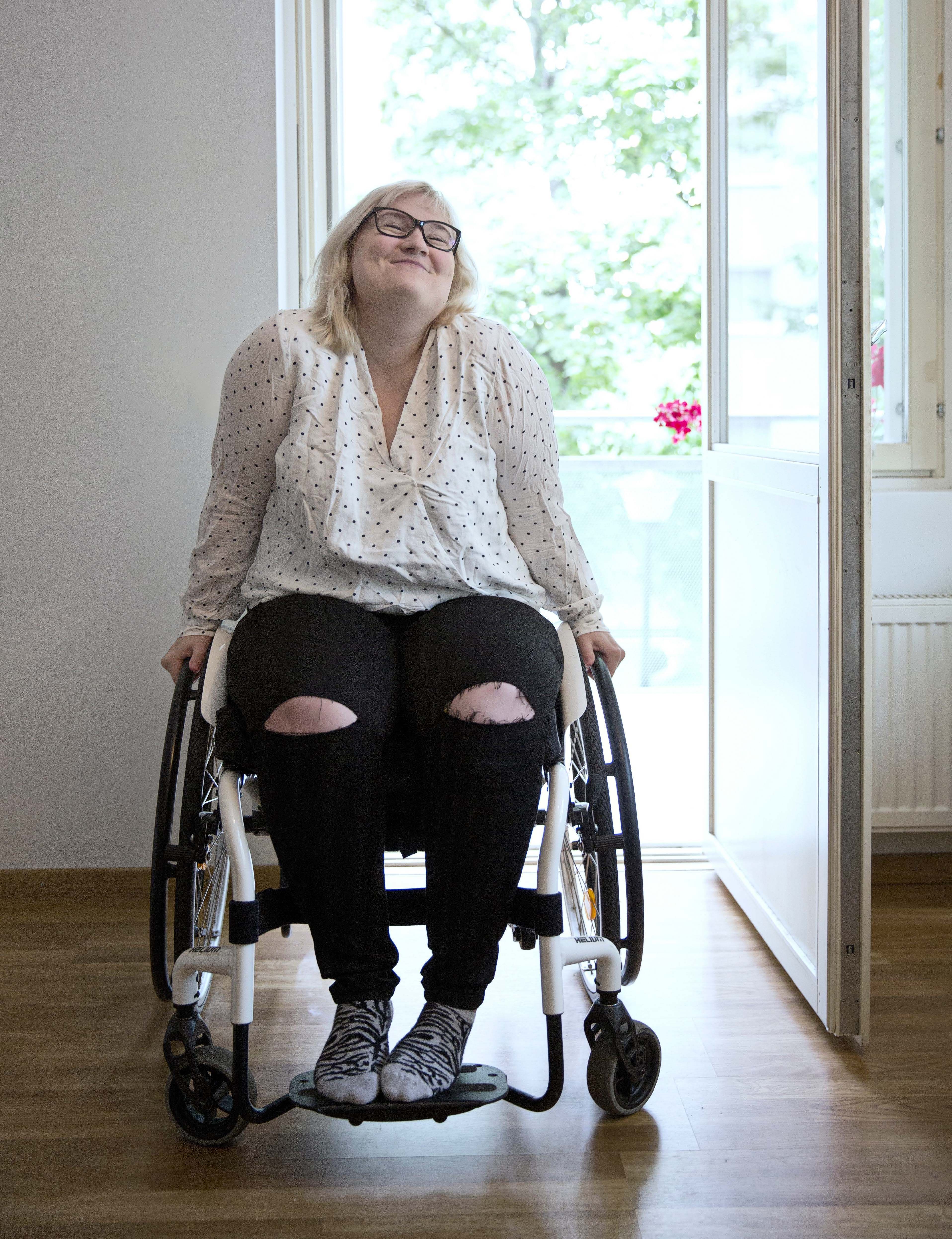 Pyörätuoli ei estä Saaraa harrastamasta mm. laskettelua ja konserttimatkoja. "Elämää ei saa rajoittaa", hän sanoo.