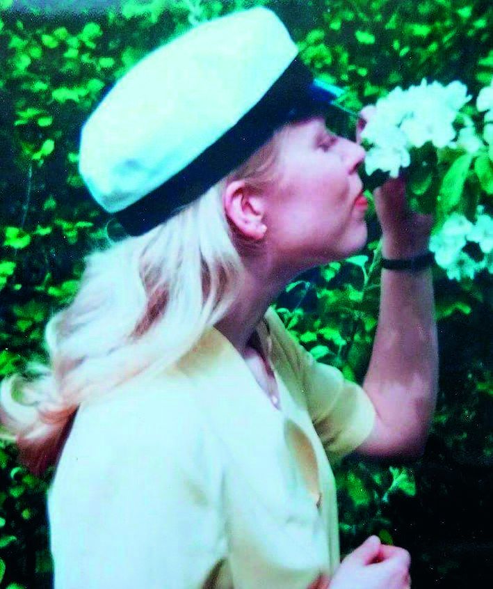 ”Ylioppilaskuvani keväältä 1995 paljastaa herkän runotytön.”