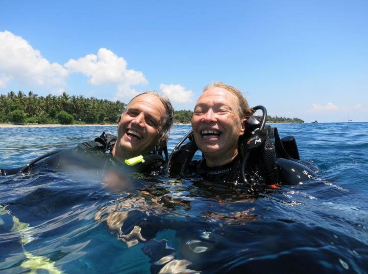 Sukellus on Torstenin ja minun yhteinen harrastus. Tässä olemme Indonesiassa Komodon saarella.