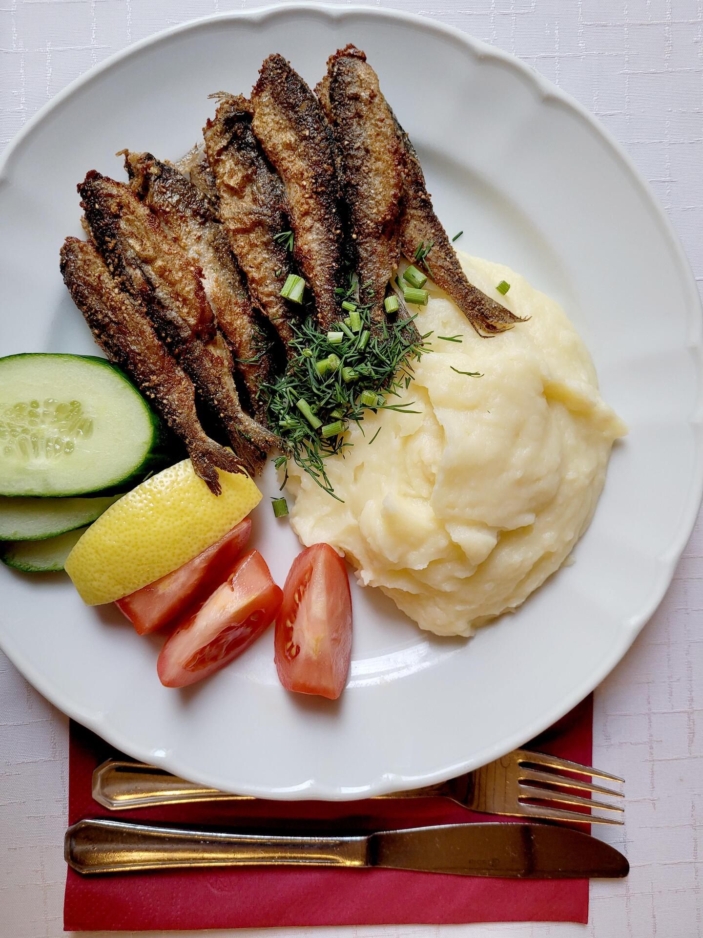 Ruokalista kertoo: Paestetut muikut Sampoon tyyliin eli pottumuussia, sitruunoo ja tillijä.