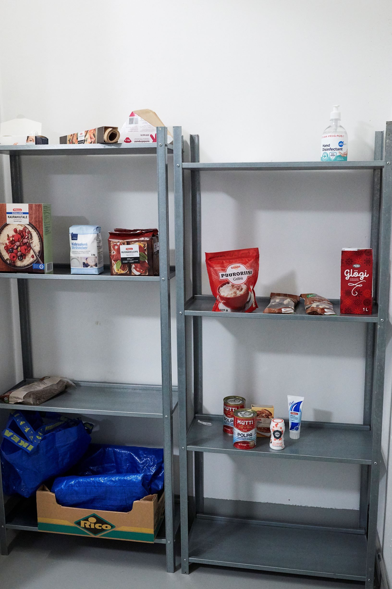 Aulin perustamasta Jeesivarastosta kotitalon kellarissa kuka tahansa saa hakea apua, jos on tarve. ”Se on toteutunut haaveeni, eikä se maksanut mitään.”