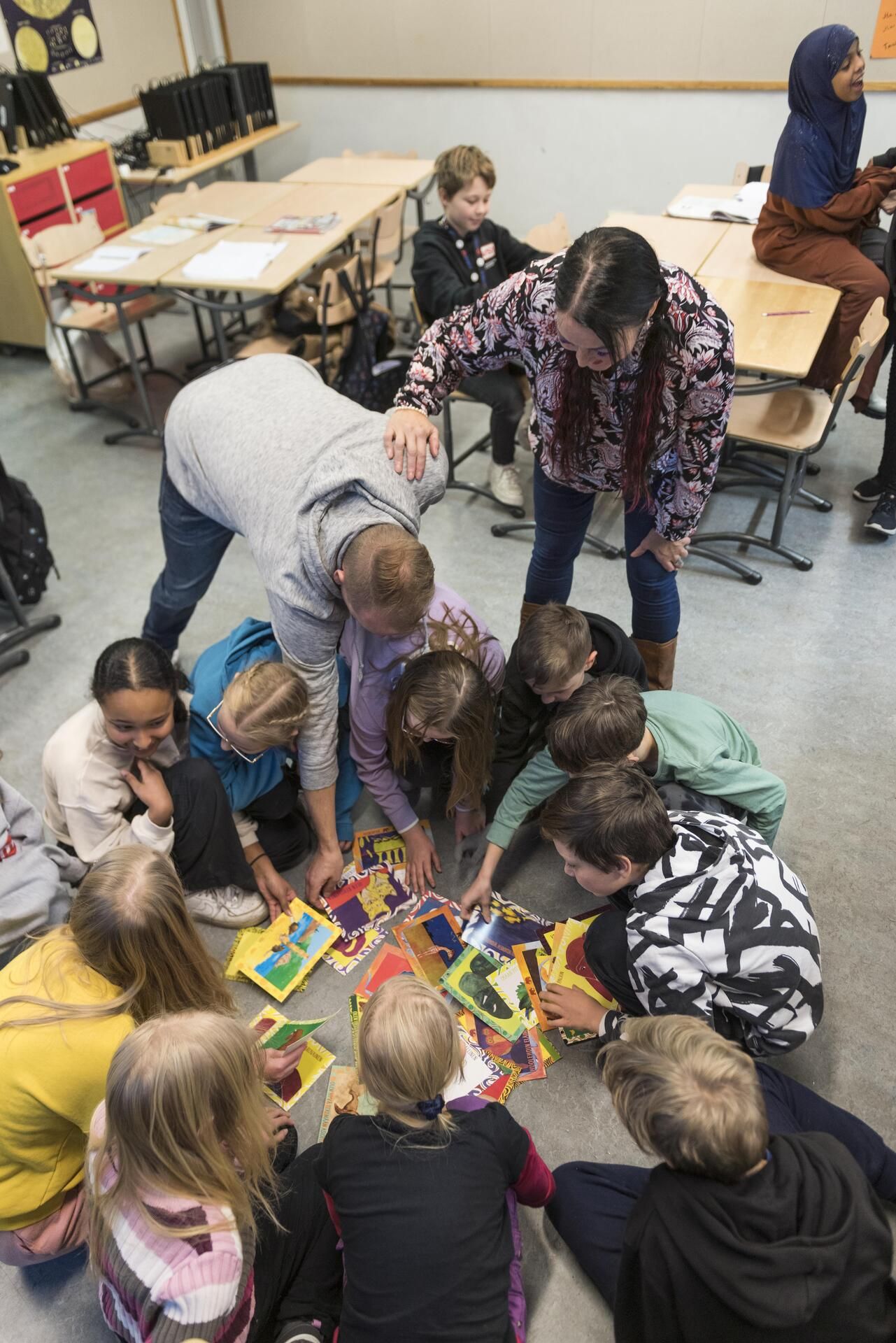 ”Salatut elämäntaidot” -tunnilla Antti ja kuraattori Pia Pykälämäki pohtivat yhdessä kunkin vahvuuksia.