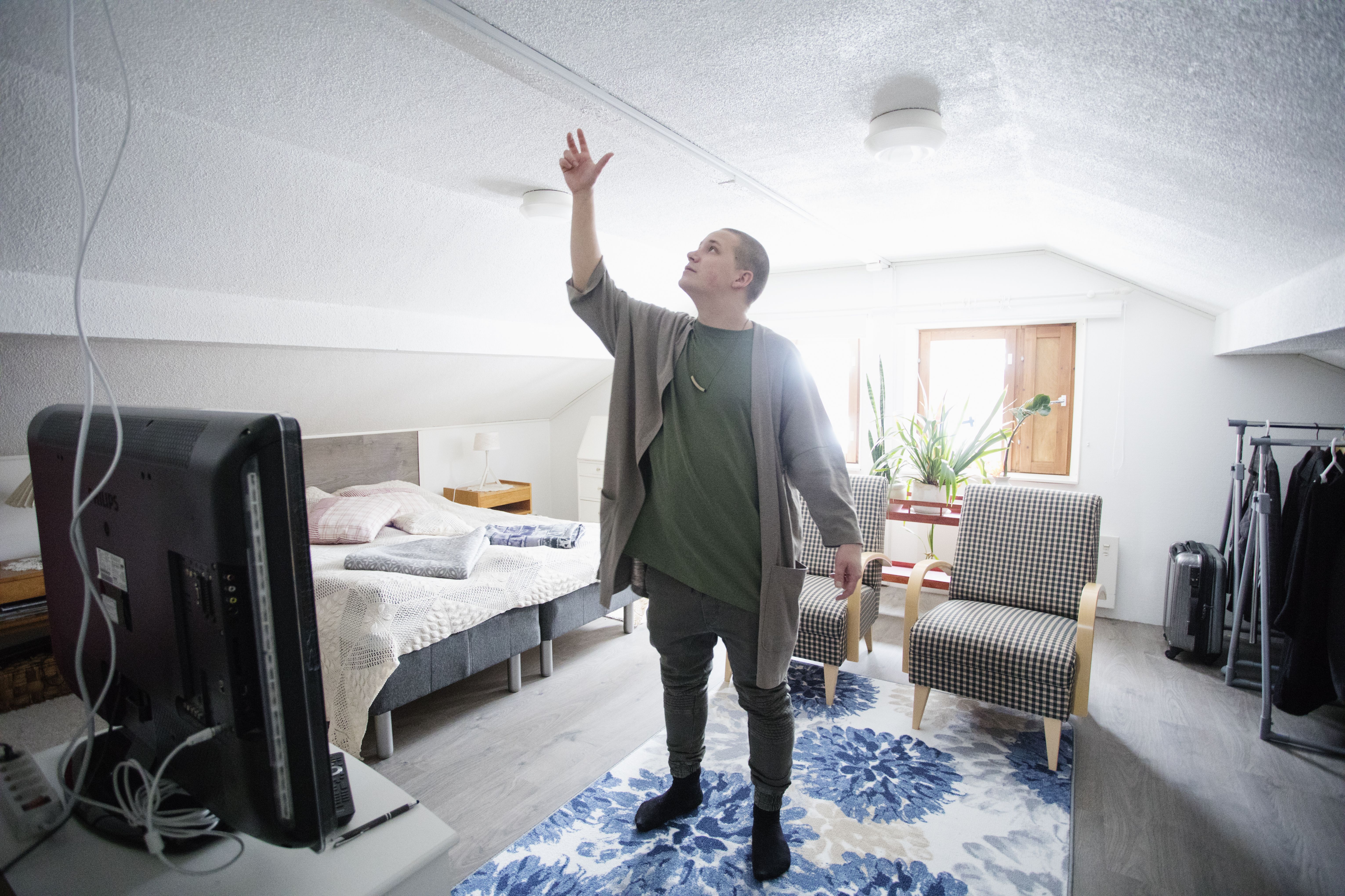 "Kas, meikäkin näköjään kasvaa. Lapsena oman huoneen katto tuntui olevan älyttömän korkealla", Nikke sanoo lapsuuskodissaan.