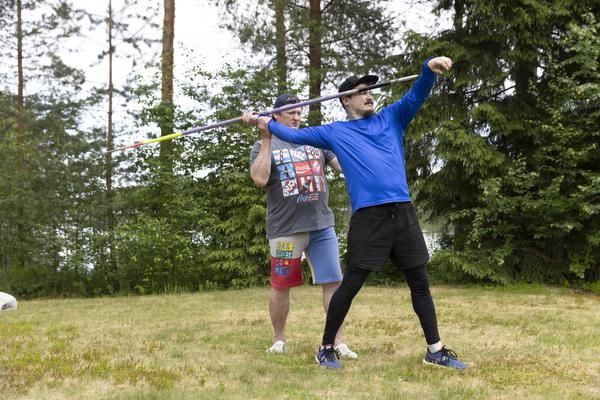 Kimmo valmentaa esikoispoikaansa Jamia. Kaksikon tavoitteena on, että Jami pääsisi arvokisoihin. Isä ja poika mallailevat heittoasentoa kotipihalla Äänekoskella. 