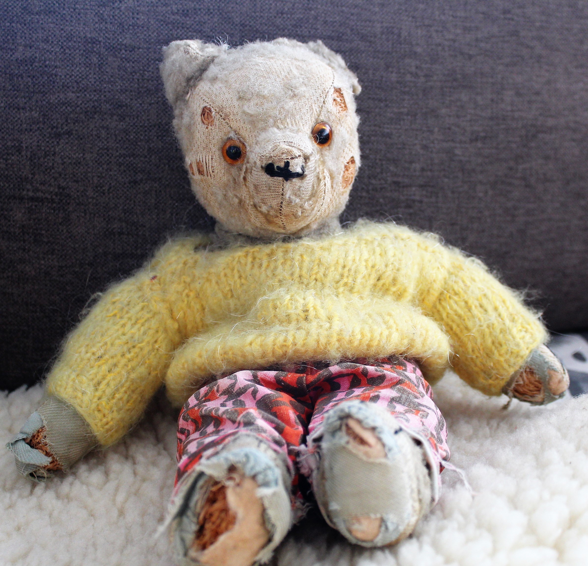 "Olen syntynyt vuonna 1962. Siihen aikaan äitiysloma oli noin kolmen kuukauden mittainen. Niinpä äitini joutui palaamaan hyvin pian syntymäni jälkeen työhönsä kotisairaanhoitajaksi. Yksi äitini asiakkaista olisi halunnut palkita äitiäni hyvin tehdystä työstä, mutta eihän äitini voinut ottaa rahaa asiakkaalta. Asiakas keksi, että hän haluaisi antaa lahjan äitini pienelle vauvalle. Olin silloin puolivuotias. Niinpä sain tämän nallen, jolle keksin jossain vaiheessa "persoonallisen " nimen Pikkunalle – erotukseksi isompikokoisesta nallesta. Tämä supersymppis nallukka on kulkenut kanssani jo 54 vuotta. Se on ollut lohtuni lapsena sekä nuorena aikuisena, kun reissasin ulkomailla ja koti-ikävä yllätti. Nallen päällä on äitini ompelemat housut ja minun neulomani villapaita – yksi todella harvoista käsitöistä, joita olen elämäni aikana tehnyt." – Pikkunalle