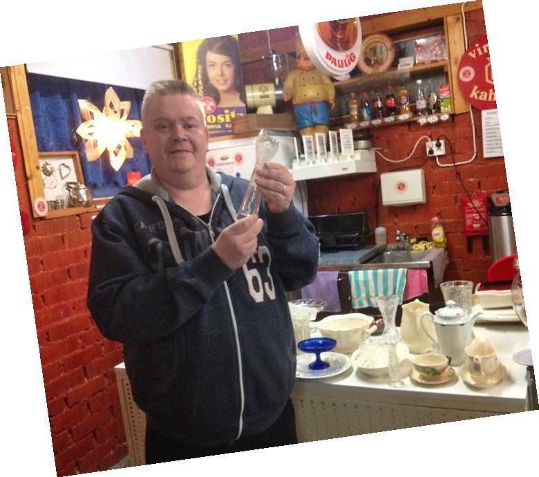 Tein hyvät kaupat, kun eräs mies pistäytyi myymässä viivahiotun maljakon. 