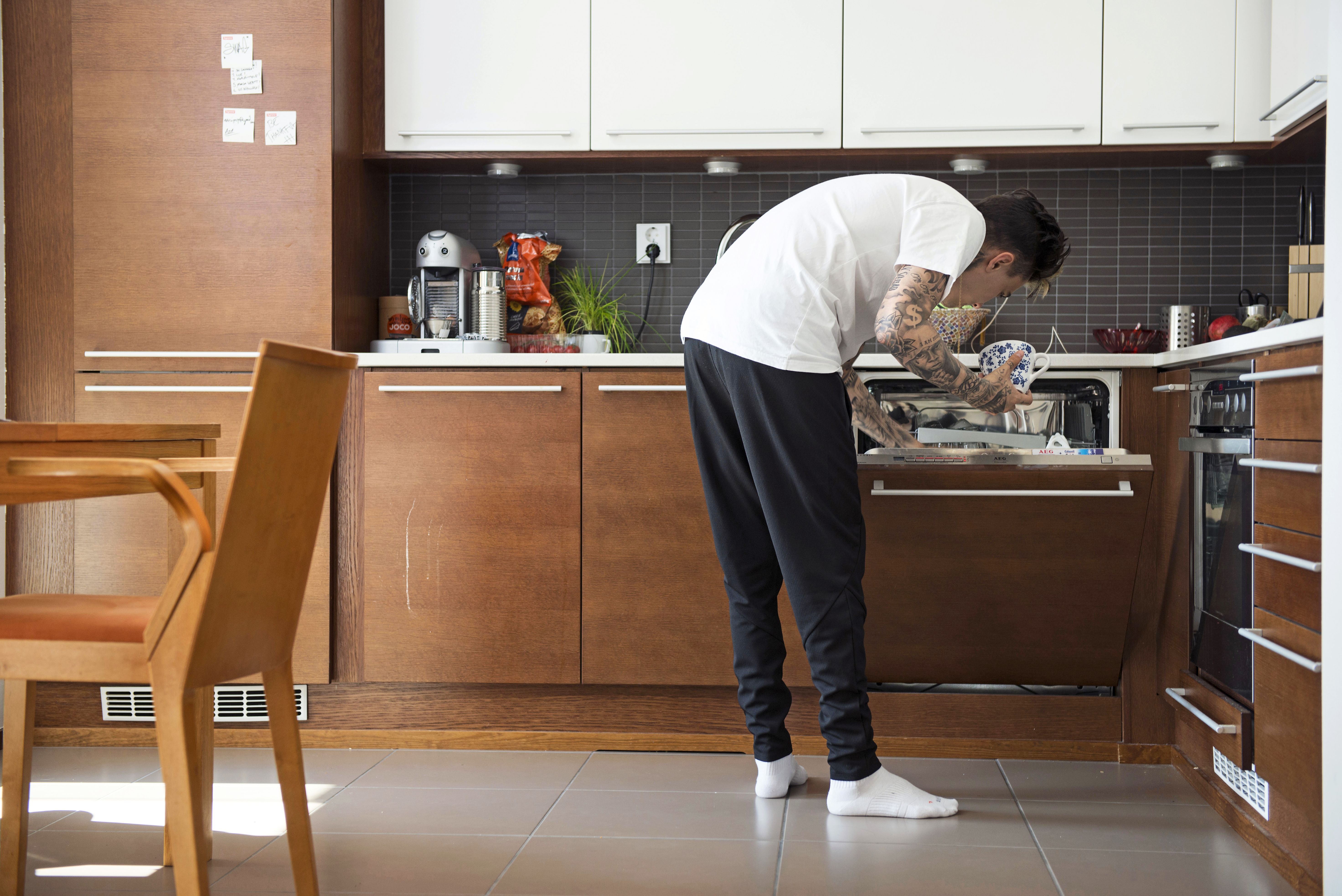 ”Koti on paikka, joka on oma ja jonka oven saa avata ja sulkea itse”, Mikael sanoo.