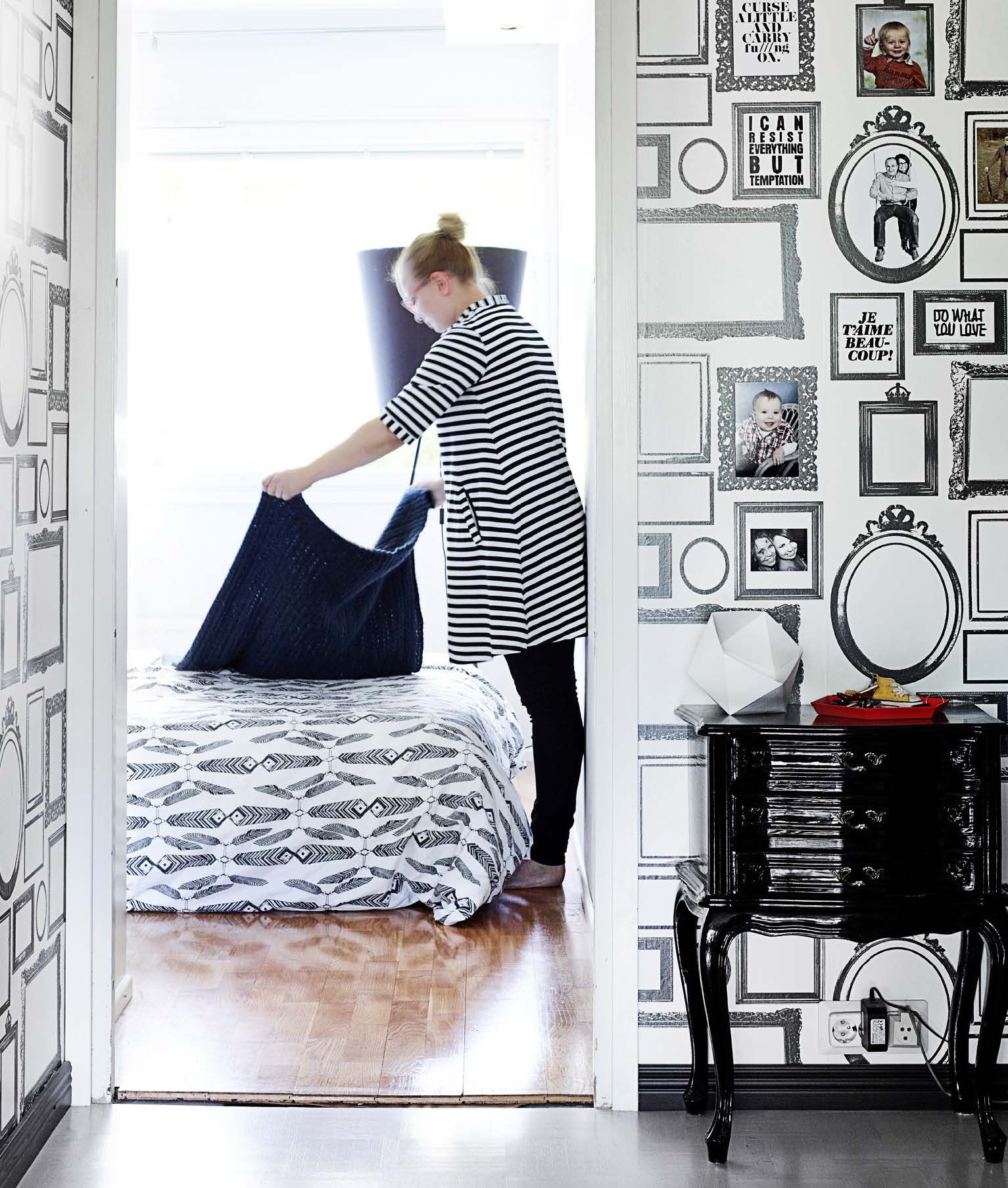 4. Kun tapetin kuosi on täynnä kehyksiä, omat suosikkikuvat on helppo ”ripustaa”. Lisa Bengtsonin Familjen-tapetin kehtyksissä on siellä täällä kuvia Jutan rakkaista.