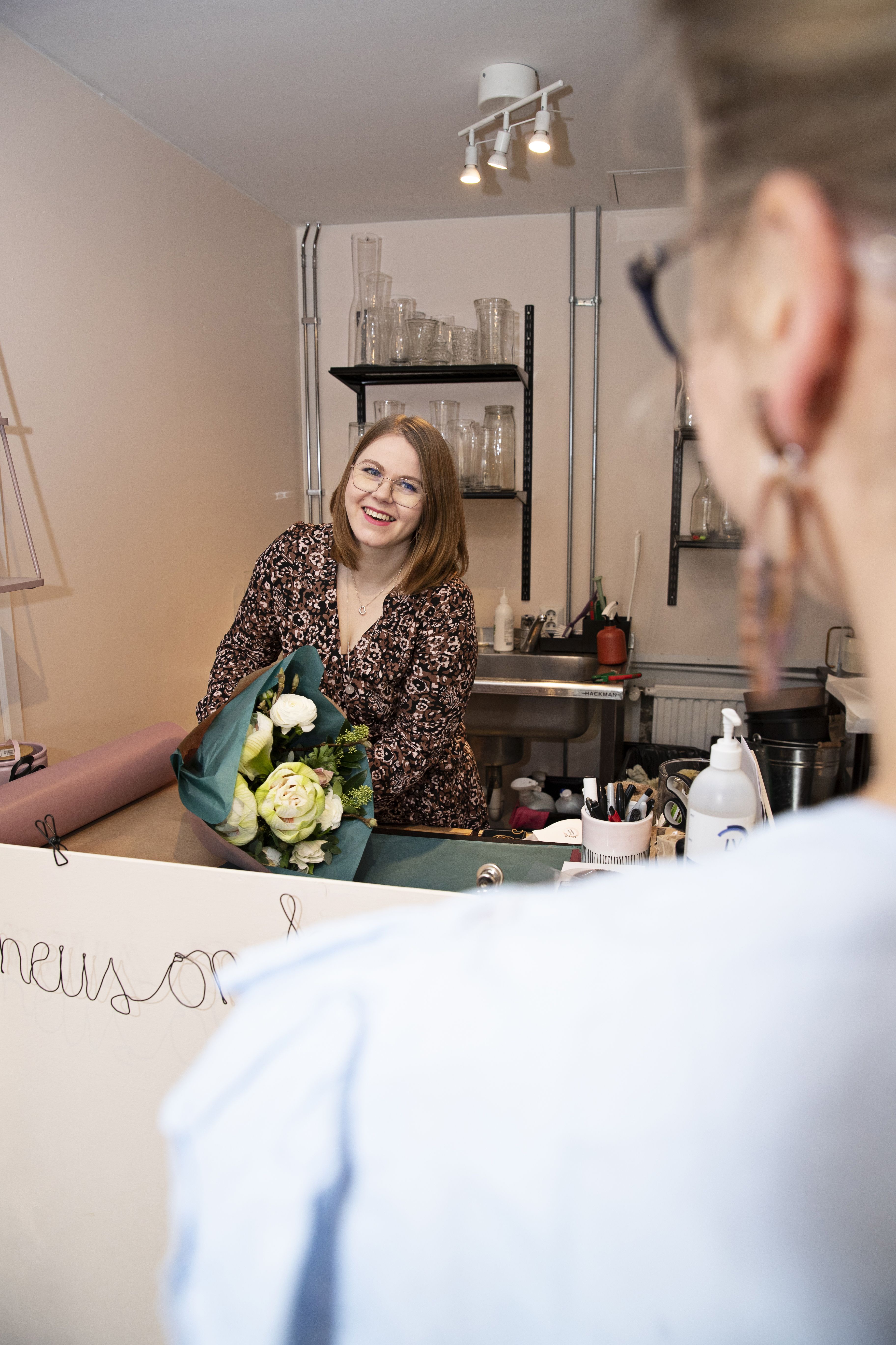 "Tässä työssä näkee elämän ilot ja surut", Suvi sanoo.