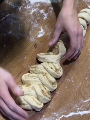 Saksilla leikattu pullapitko