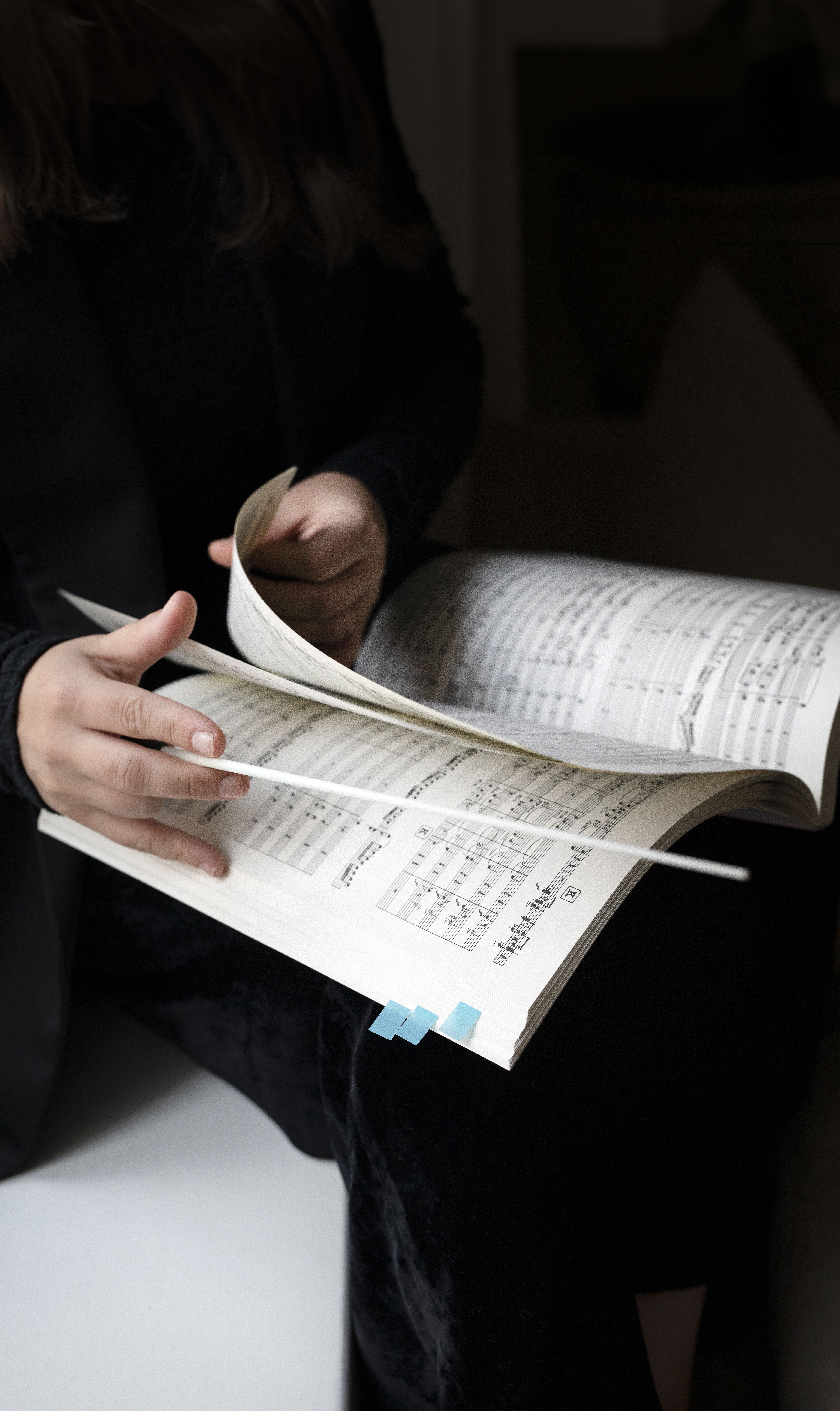 Dalia opiskelee partituureja milloin sohvalla, milloin keittiön pöydän ääressä. Pienen vauvan kanssa ei oikein voi lähteä työhuoneelle.