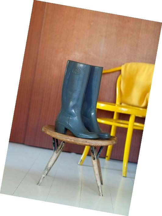 Kura-aikaan saappaat&nbsp;ovat ainoat&nbsp;oikeat jalkineet. Vesi&nbsp;ja lika pilaavat nahkakengät.&nbsp;Näin&nbsp;Chanelin korolliset&nbsp;kumpparit Belfastissa,&nbsp;mutta hinta&nbsp;hirvitti. Kun samantyyppiset&nbsp;Guccin&nbsp;saappaat seisoivat&nbsp;Helsingissä Hepsankeikka-vintageliikkeen&nbsp;ikkunassa,&nbsp;ostin ne pois.