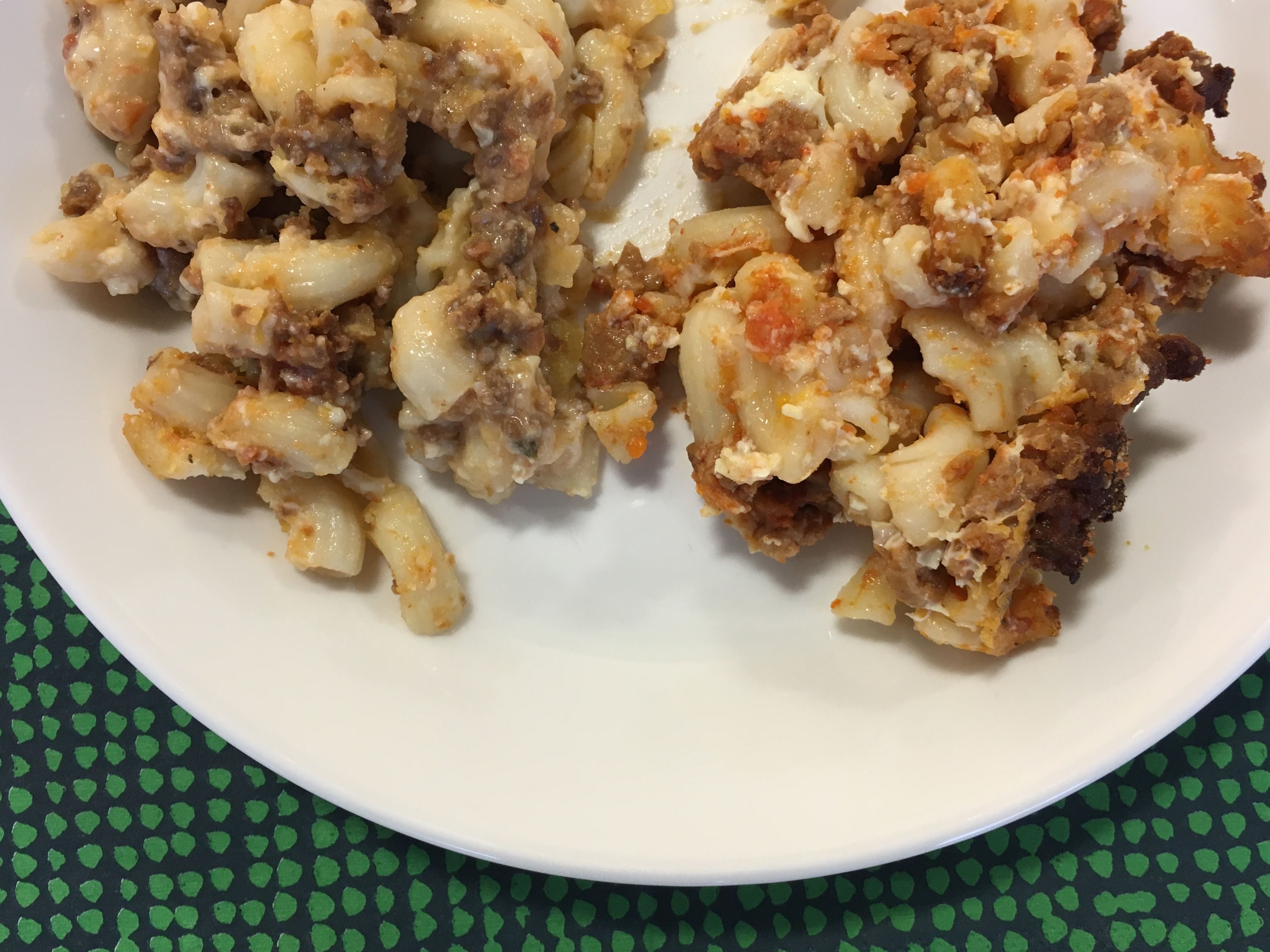 Vasemmalla tummasta soijarouheesta valmistettua laatikkoa, oikealla maitoproteiinivalmisteesta tehty.