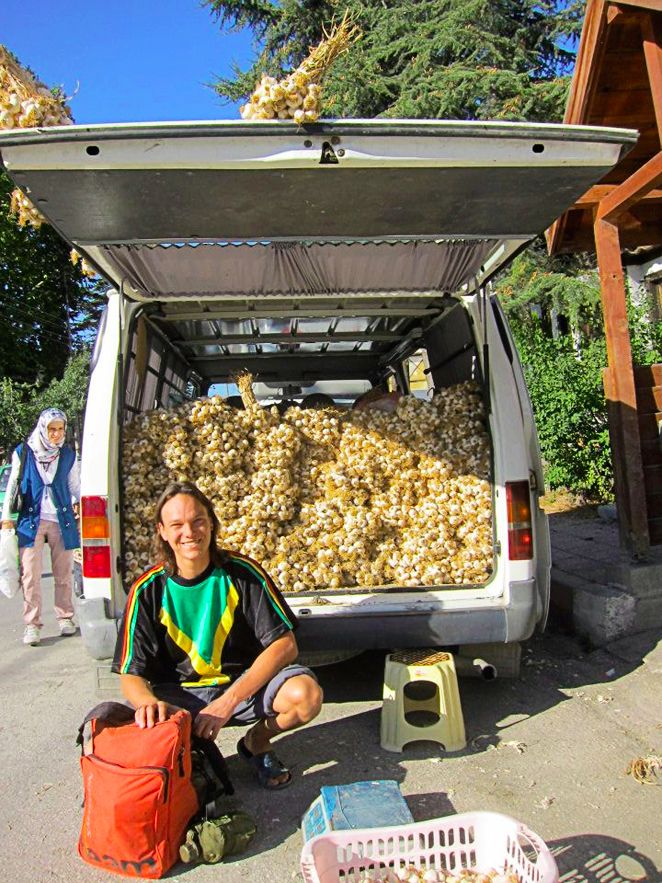 Turkissa markkinoilla&nbsp;valkosipuleita ihastelemassa.