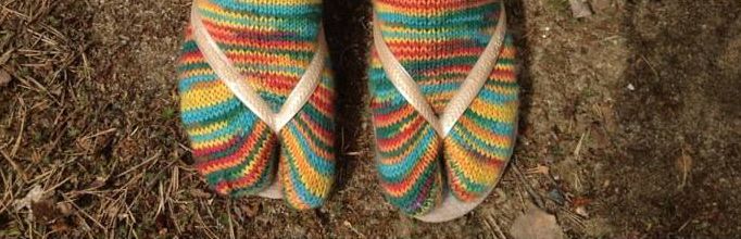 ”Suomalaista juhannuksen viettoa kesämökillä. Kokkotulille teki mieli mennä varvastossuissa, ja meninkin. Onneksi äitini pitää koko kirjavan mökkikuntamme villasukissa.”