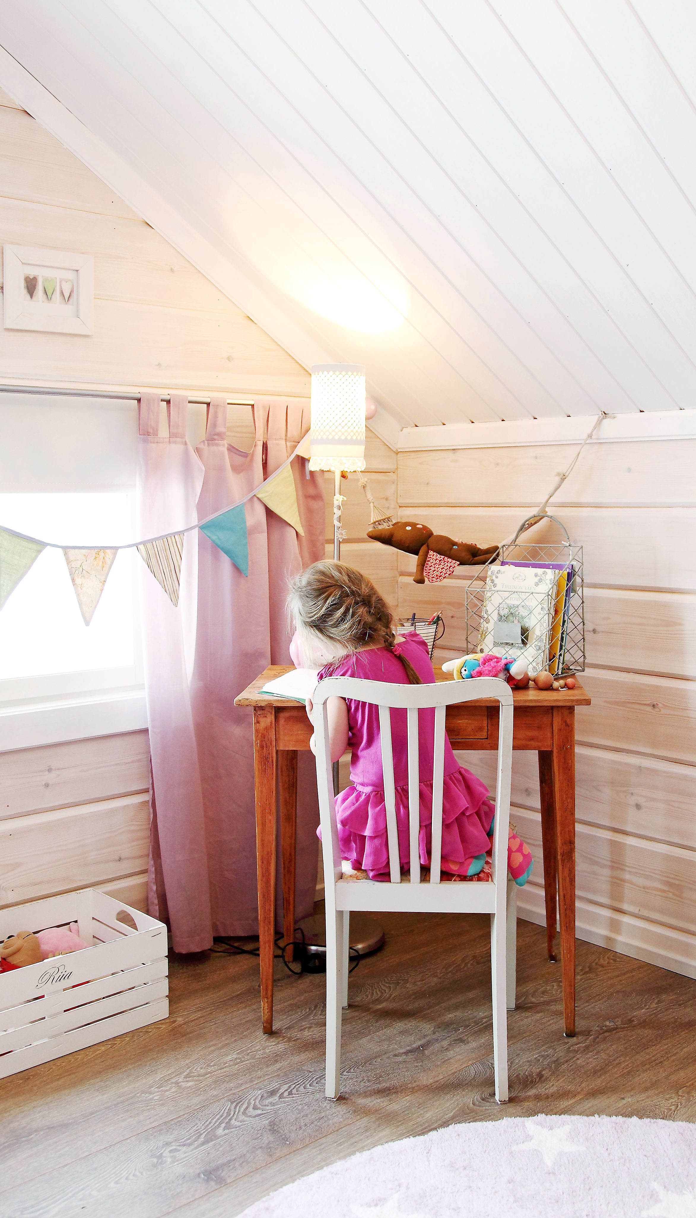 Tarja osti Riian talonpoikaispöydän antiikkikaupasta puoliksi salaa Rikulta, joka ei niin perusta vanhasta. Pöytä on joskus ollut koiraperheessä, sillä yksi jalka oli purtu melkein poikki. ”Onneksi koiramme eivät ole viimeistelleet tihutyötä.” 