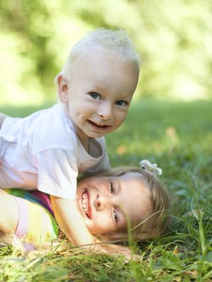 Näin parannat suhdetta siskoon ja veljeen