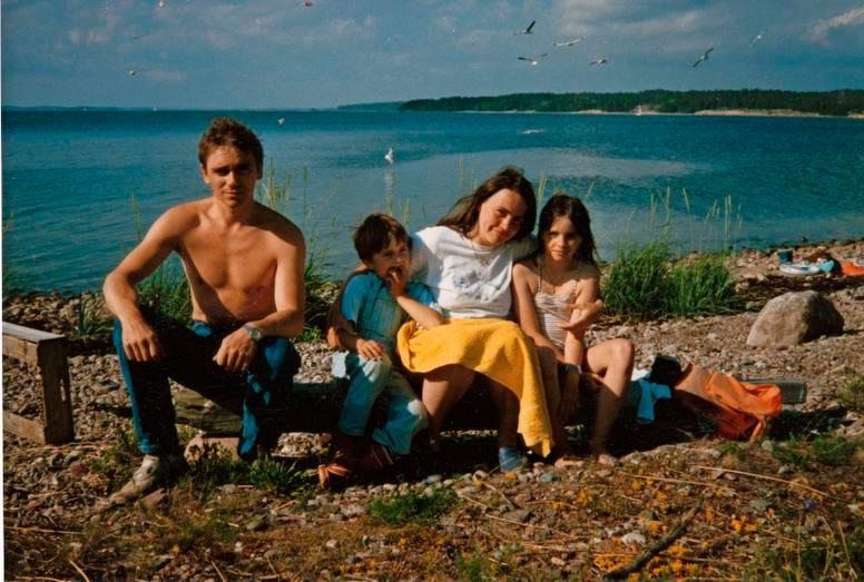 Kesällä 1987 perheemme retkeili veneellä Hiittisten saaristossa.