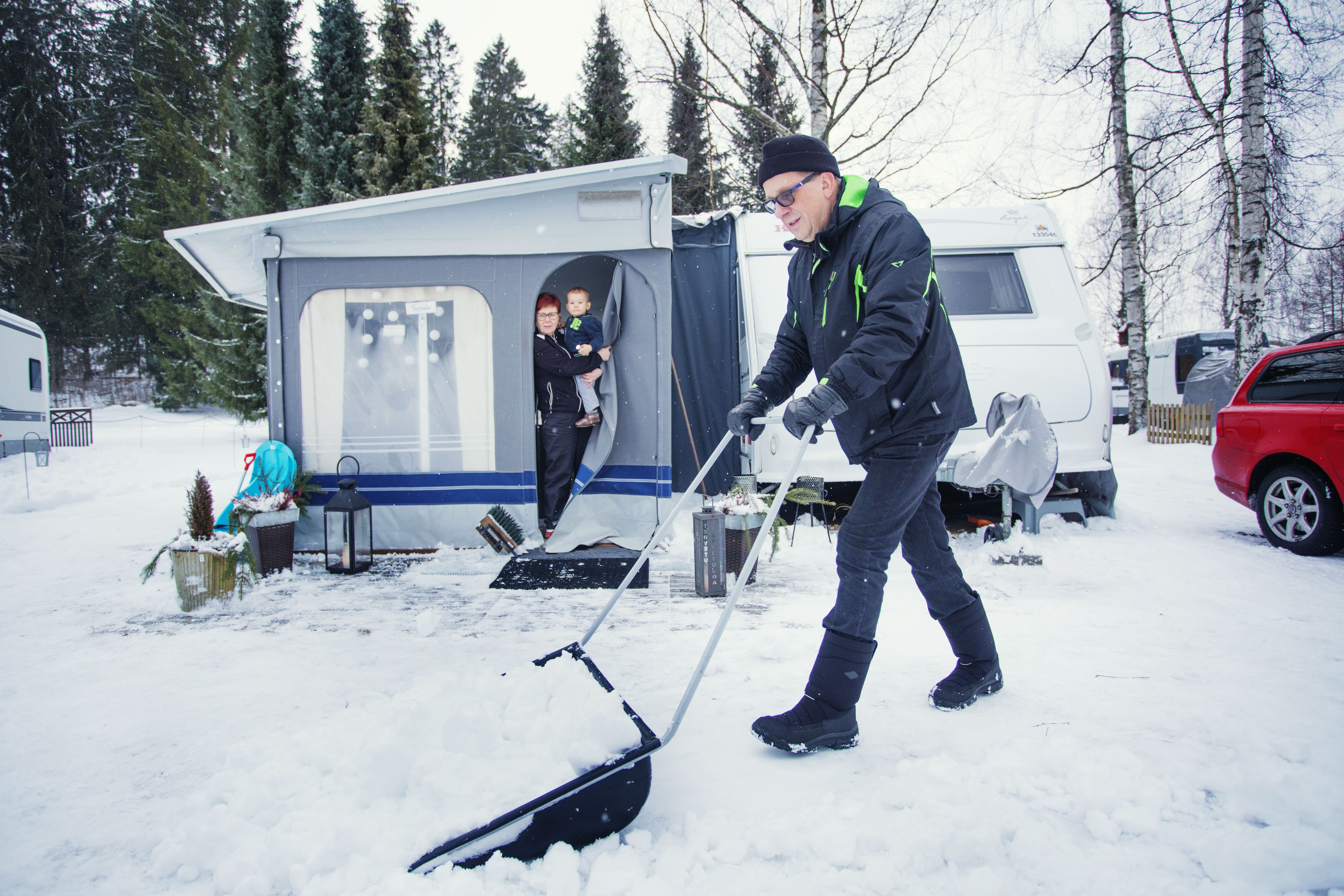Kun Sirpa ja Vote Säynäjoki pääsevät vaunulle, Vote kolaa ensimmäisenä lumet. Sirpa sytyttää ulkotulet. Vasta sitten voi rentoutua. Jimmy on tullut mummon ja papan luokse vierailulle.