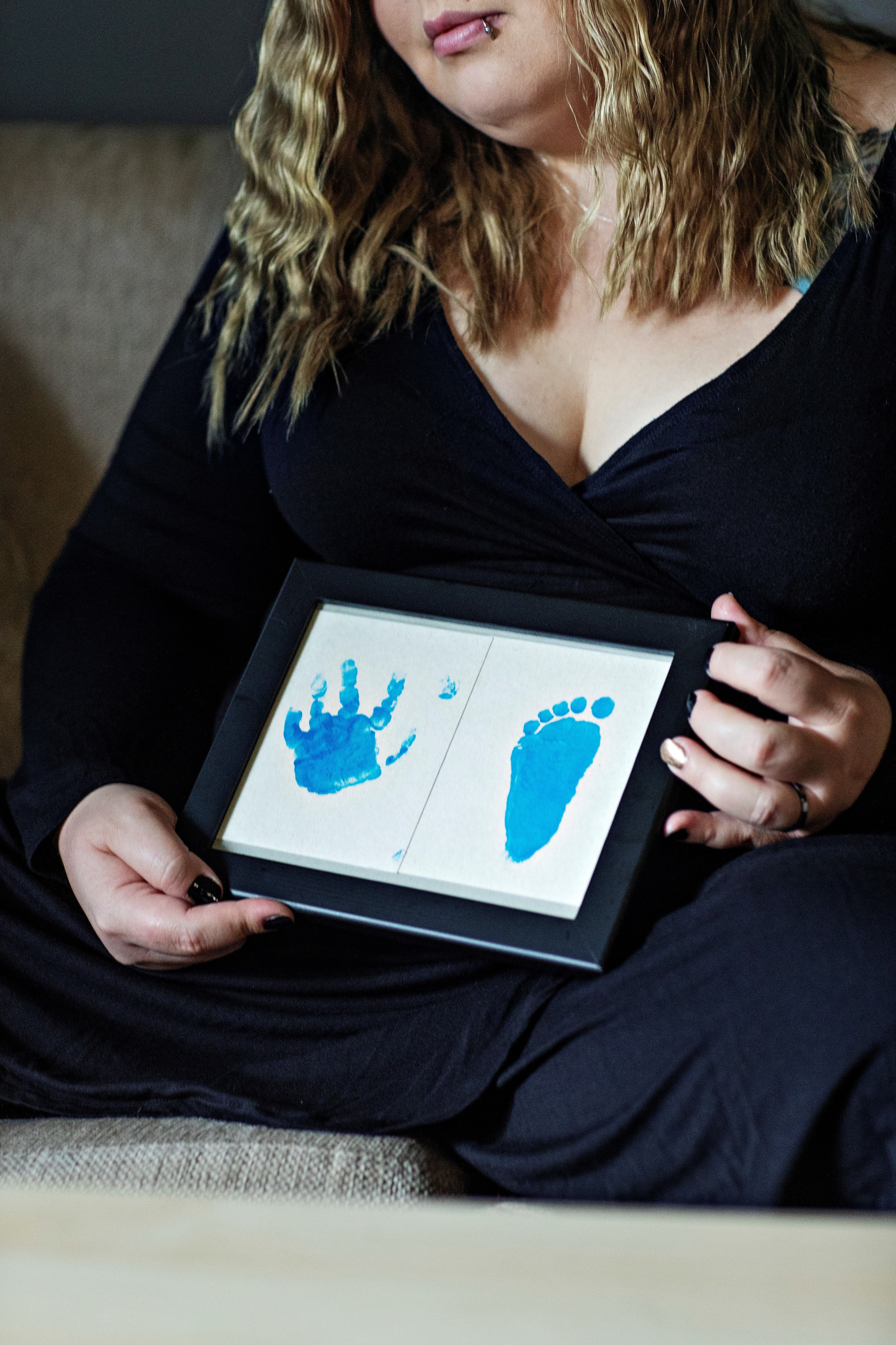 Konstan käden ja jalan kuvat painettiin muistoksi kuoleman jälkeen. Taulu on kotona lipaston päällä.