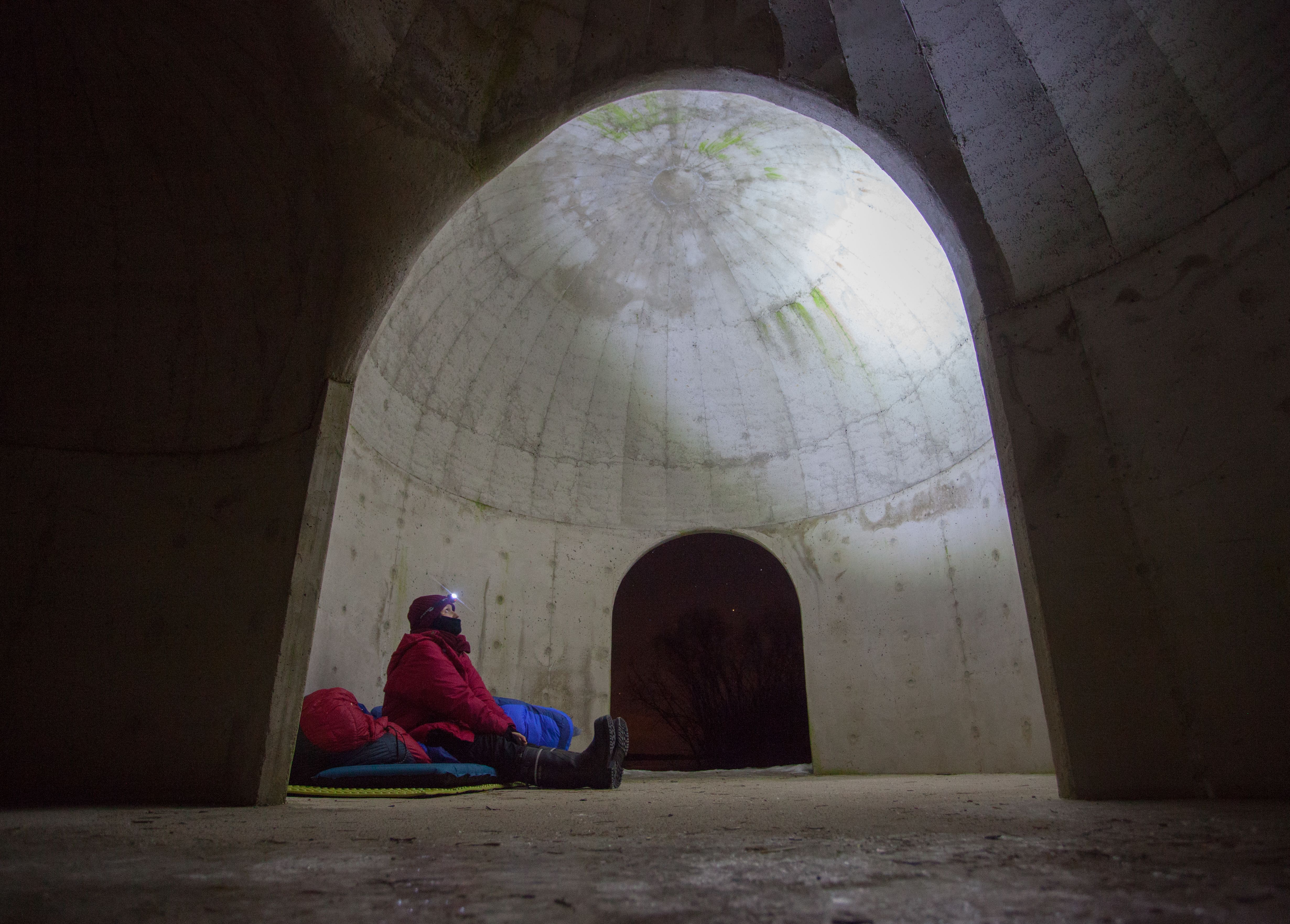 24.3.2017 ULKOKARVO, HAILUOTO. ”Kun nukkuu ulkona kaksi kertaa viikossa, alkaa nopeasti vältellä jatkuvaa teltan pystyttämistä, kuivaamista ja pakkaamista. Tämän yön vietin Organum-tilataideteoksessa. Aamulla sain kuunnella pilkkijöiden vitsailua nukkumapaikkavalinnastani.”