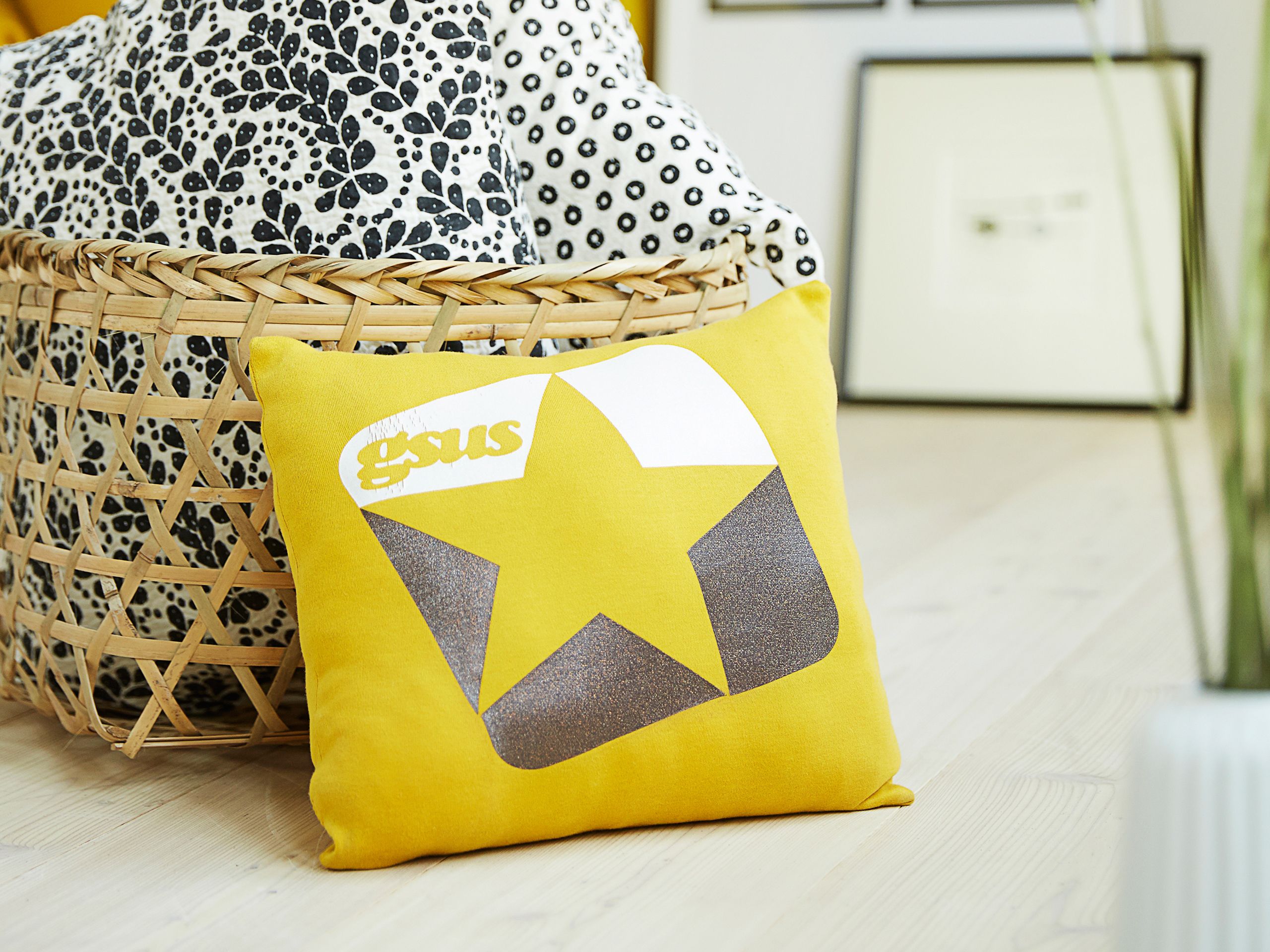 Kuuman festarikesän muistoksi hankittu lempparipaita muuttuu tyynyksi. 