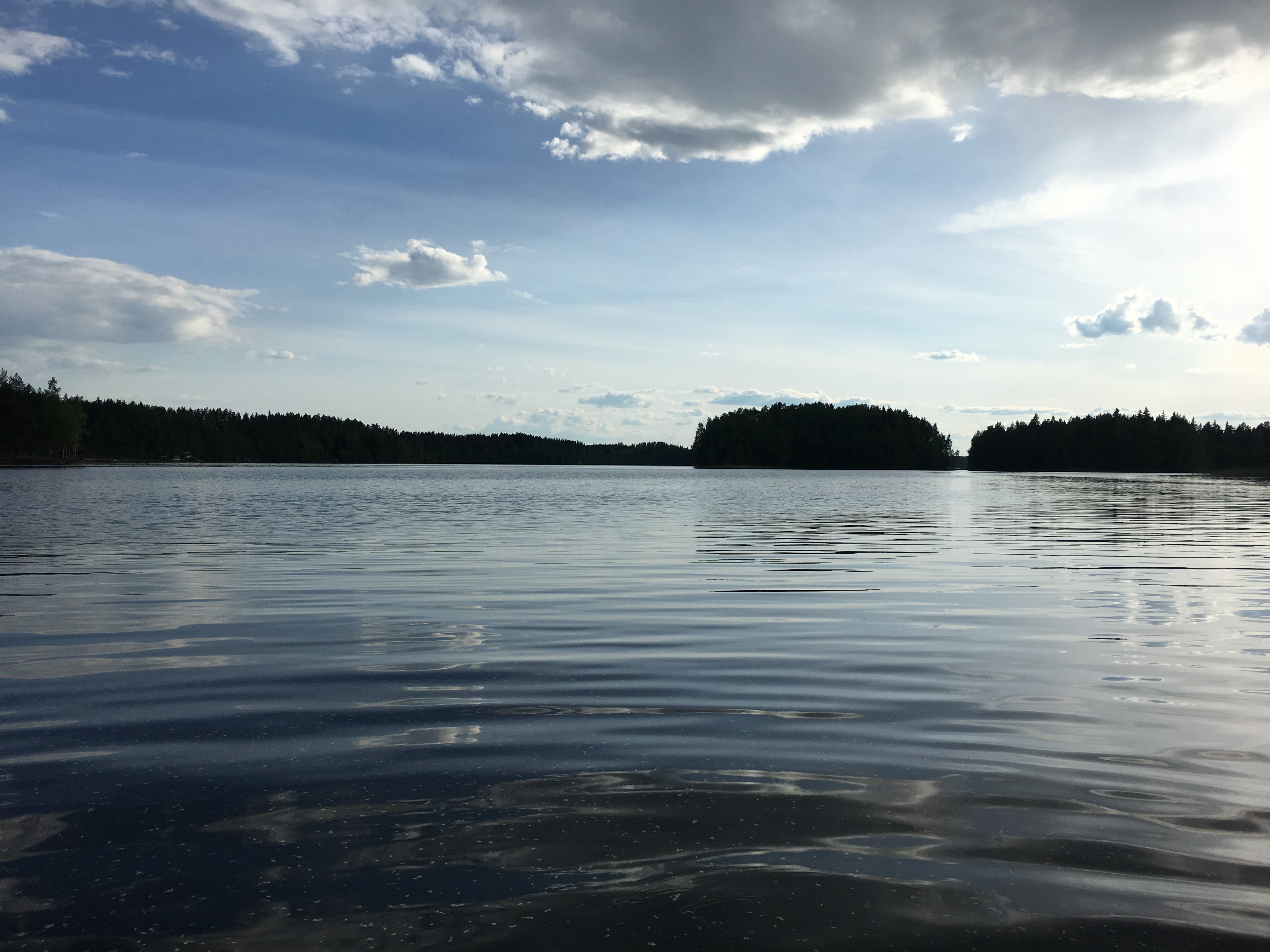 Kuva on Luumäen Kivijärveltä. "Hiljaisuus. Rauha. Saunan jälkeinen rentous, radion hiljainen soitanta ja yöttömän yön valo. Viipyilevän hetken katson järvelle ja vaivun uneen käen kukkuessa." – Mirumuru
