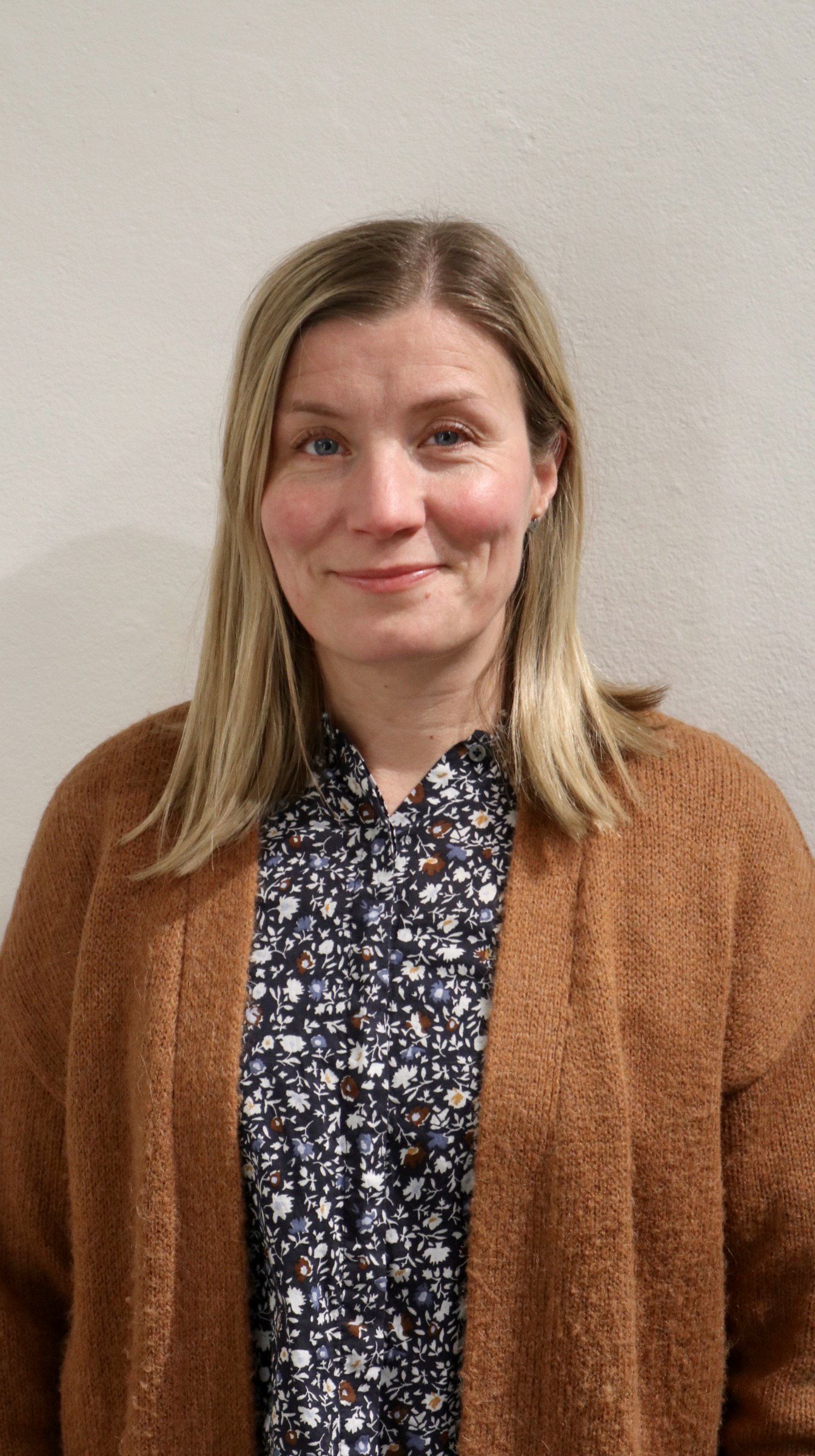 ENNEN. Henna-Riikka kaipasi vaihtelua piikkisuoriin hiuksiin. 