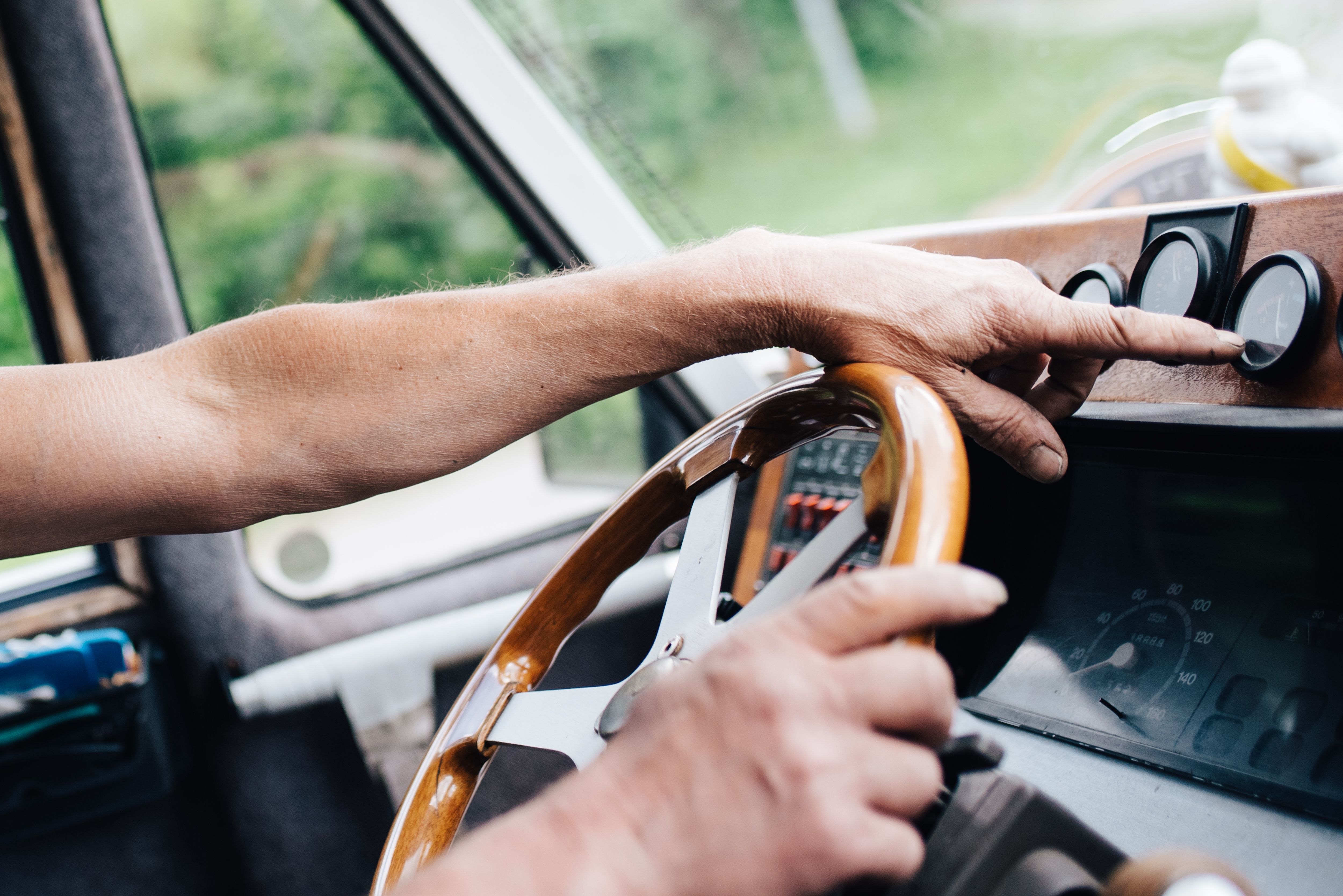 "Kun nuoriso kysyy vinkkejä, saan jakaa tietämystäni auton tekniikasta ja sen korjaamisesta.” 