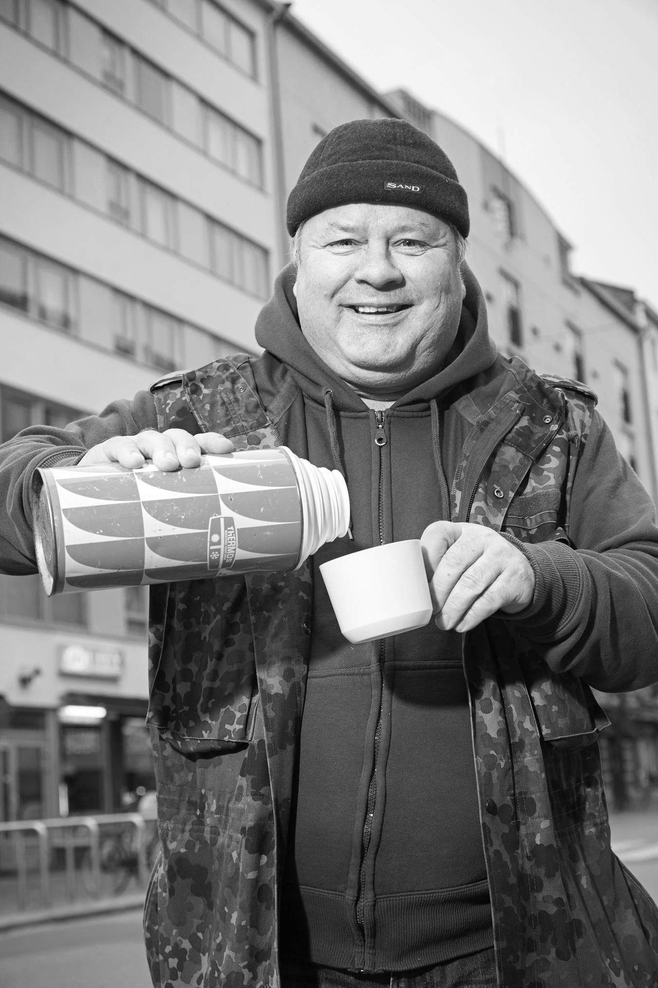 Heikki Hursti jatkaa isänsä Veikko Hurstin avustustyötä.