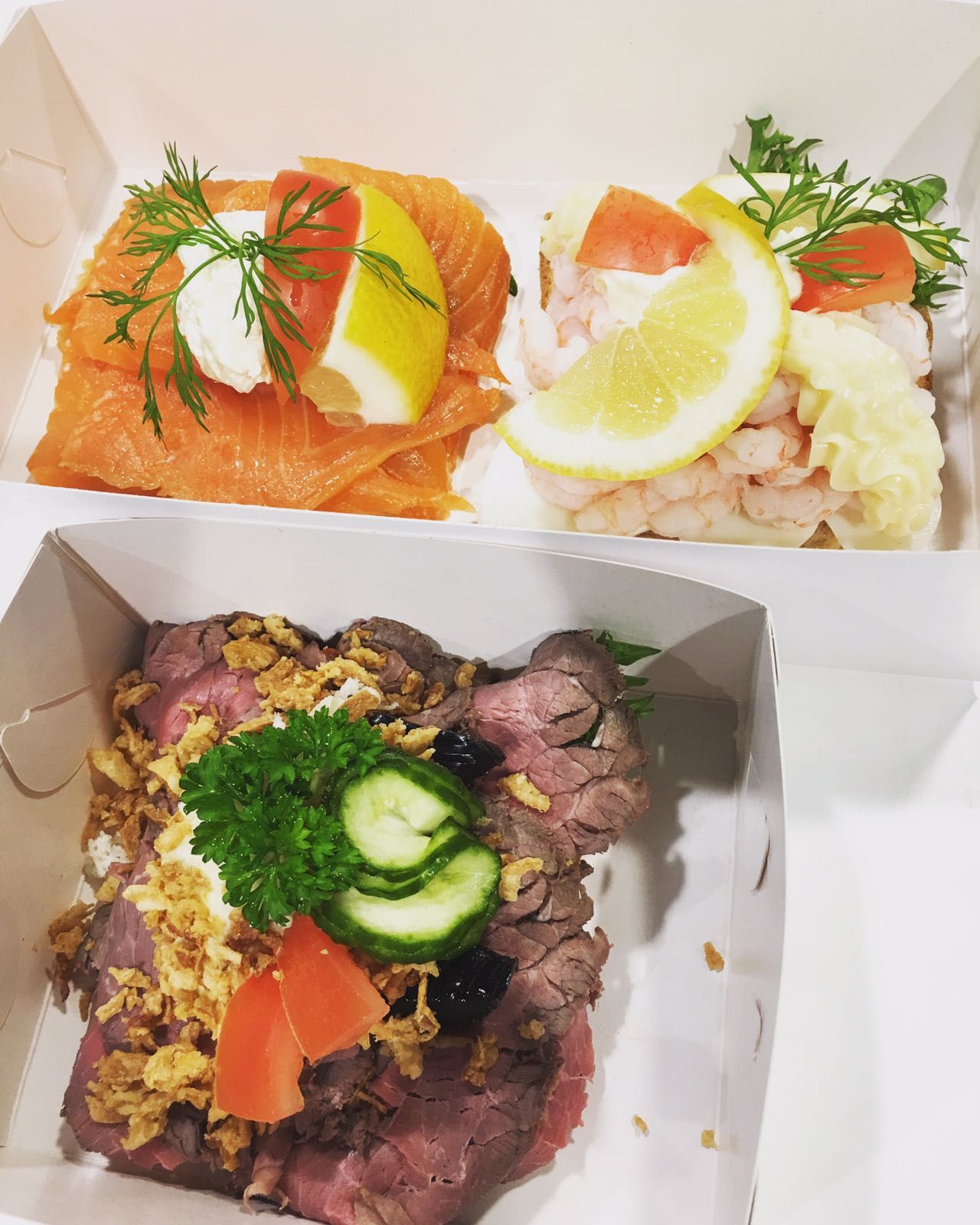 ”Radioon tuotiin tanskalaisia voileipiä.”