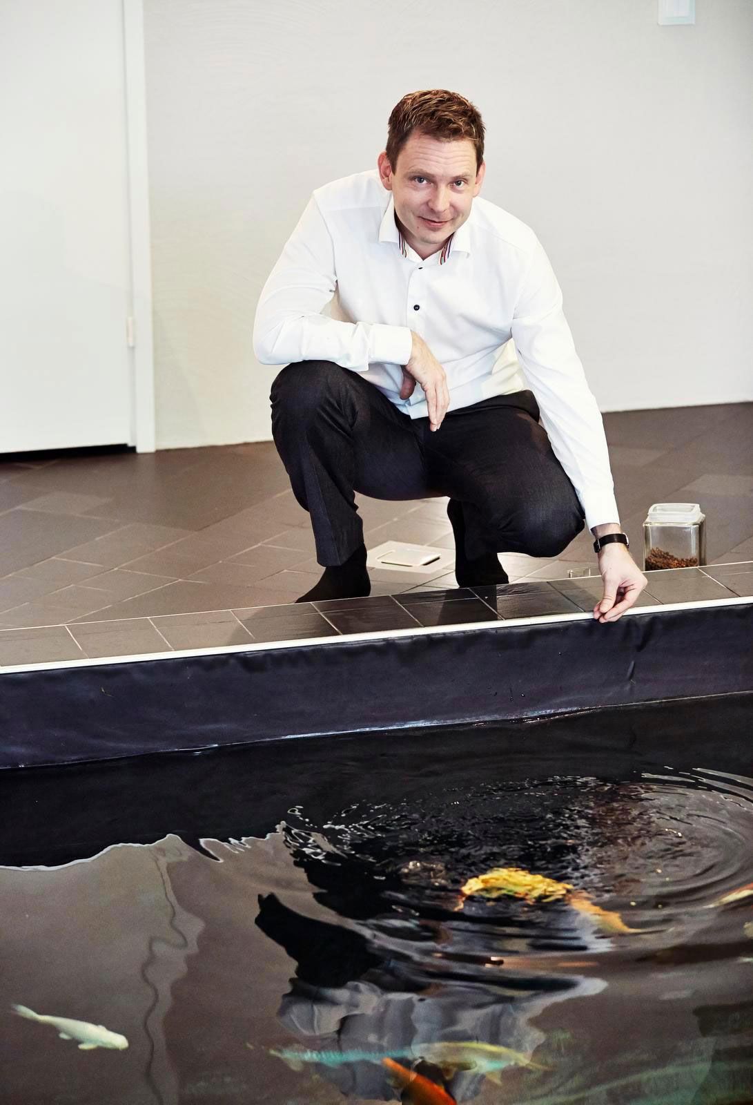 Sormissa tuntuu pieni puristus, kun kala nappaa ruuan suuhunsa.