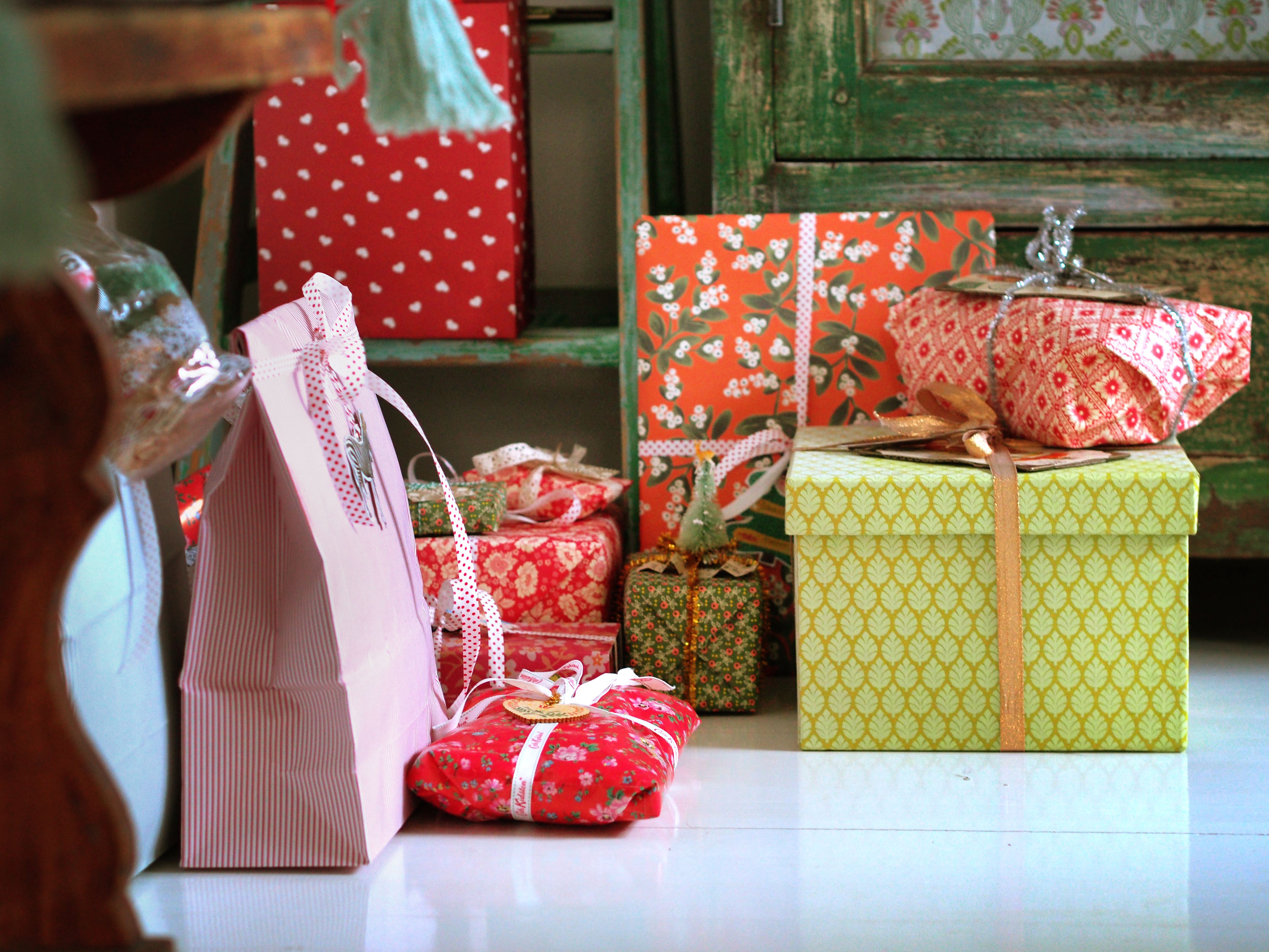 Joululahjat odottavat aattoa olohuoneen nurkassa.