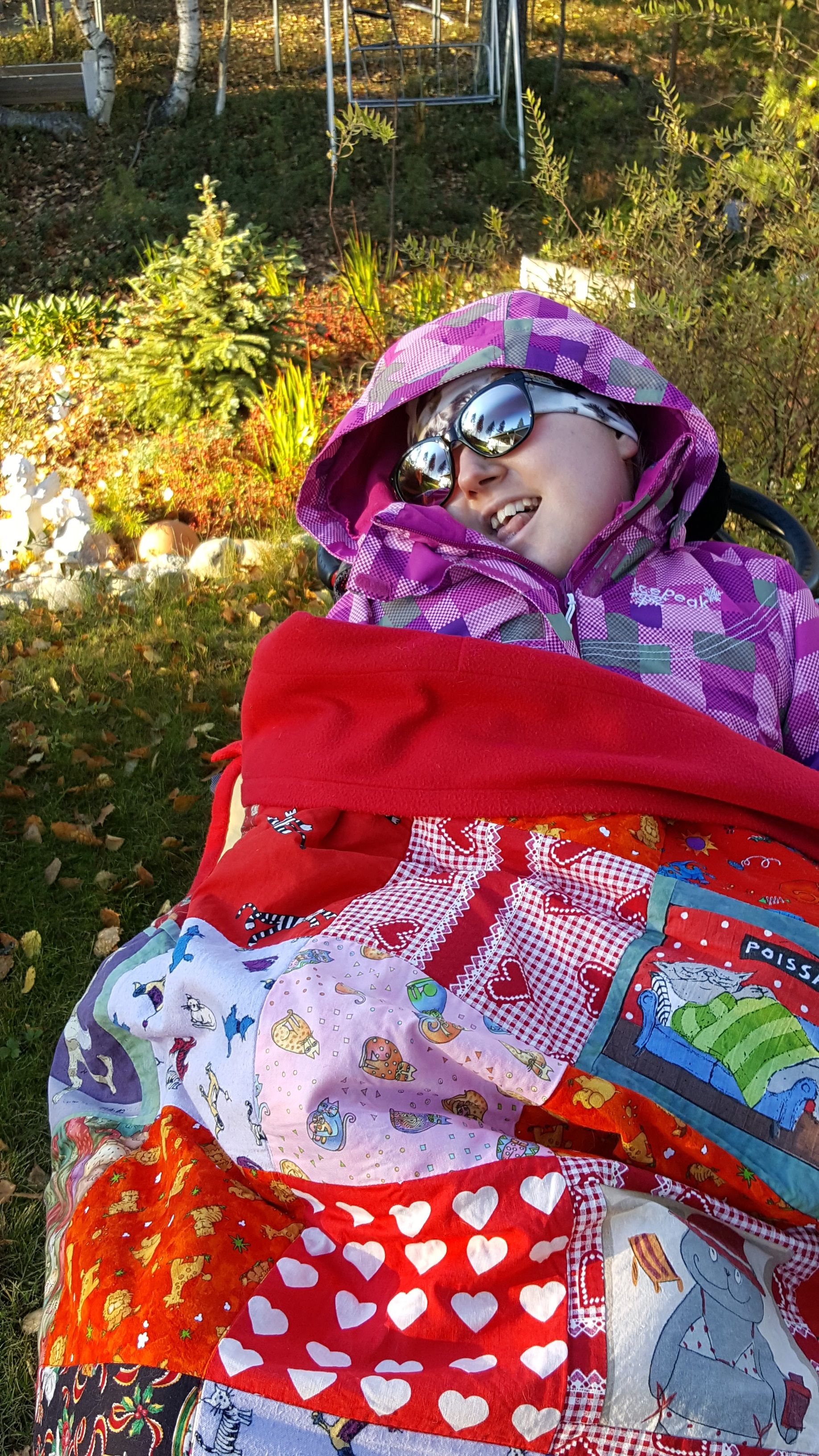 Marika kotipihassa syksyllä 2015. "Marika nauttii asioista, jotka voi kokea omilla aisteillaan - vaikka ne olisivat muille pieniä ja arkisia."