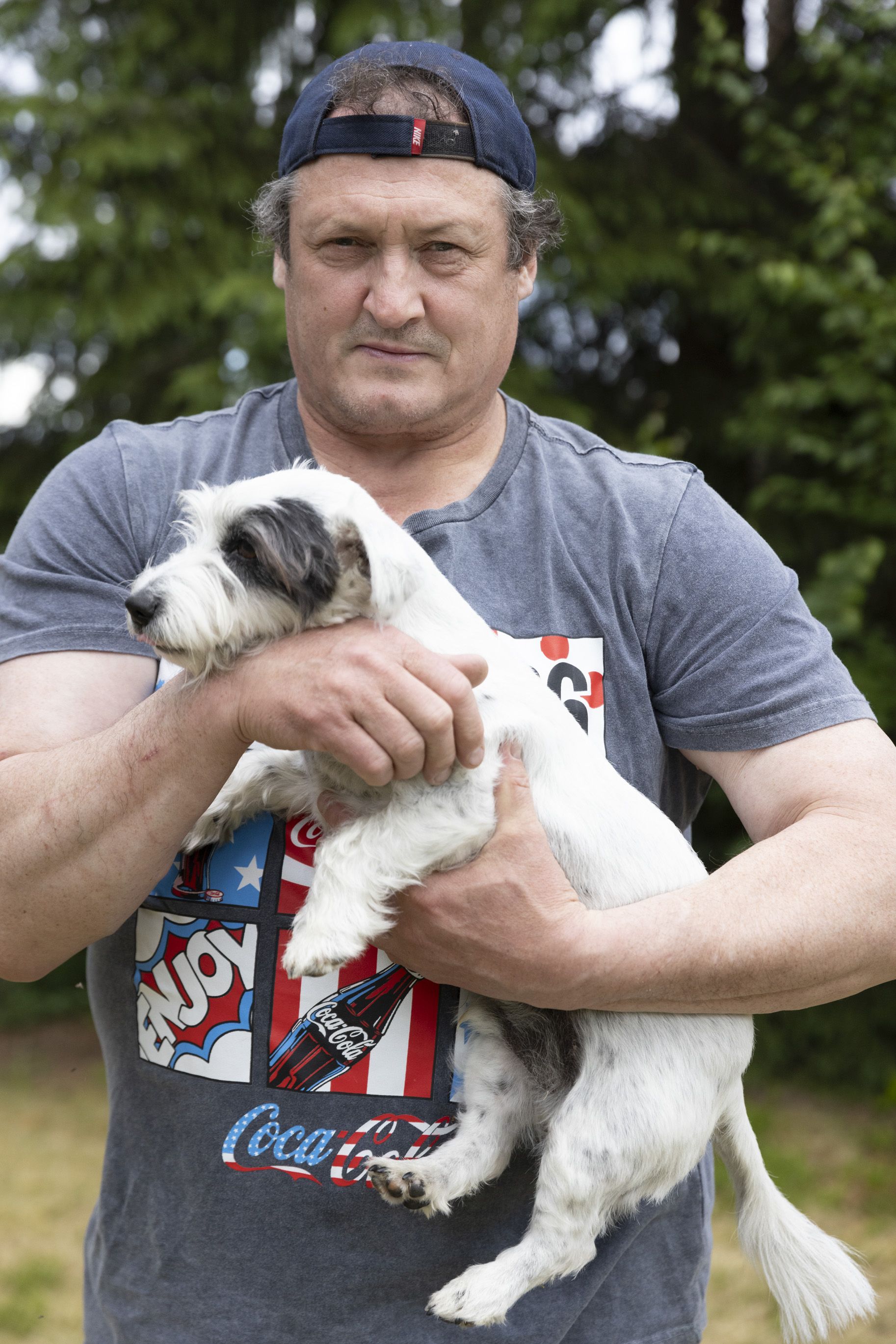 Kimmo Kinnunen saattaa vaikuttaa jäyhältä, mutta hän sanoo oikeasti olevansa tunteellinen mies. ”Liikutun melkein joka päivä jostakin. Kun liikutun, kyyneleet nousee silmiin, en pysty puhumaan, ja sitten pitää mennä jonnekin männyn taakse piiloon.”