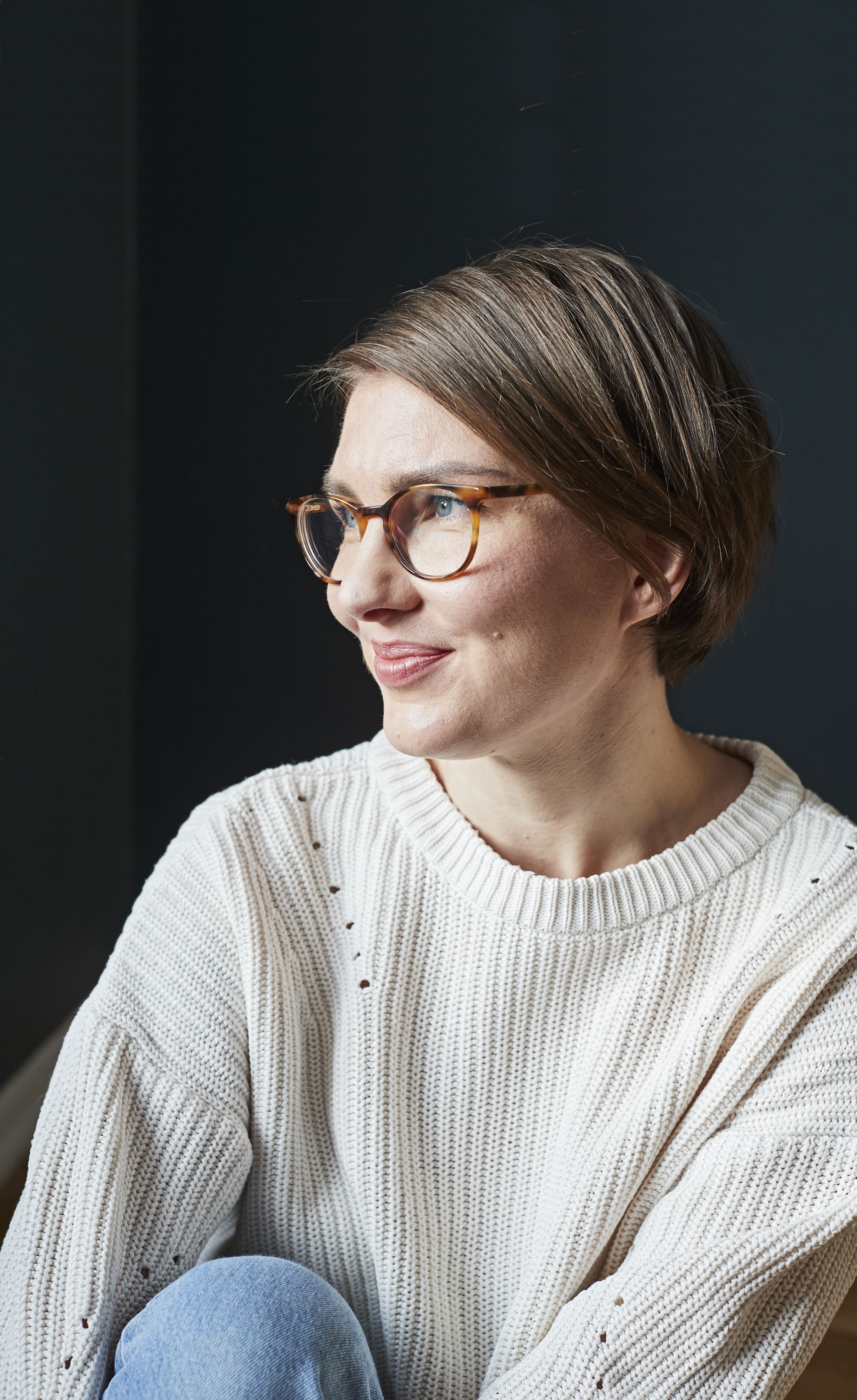 Vuoden etsinnän jälkeen Outi löysi neuleen, jota voi käyttää kaikkien hameiden ja housujen kanssa kesät, talvet.