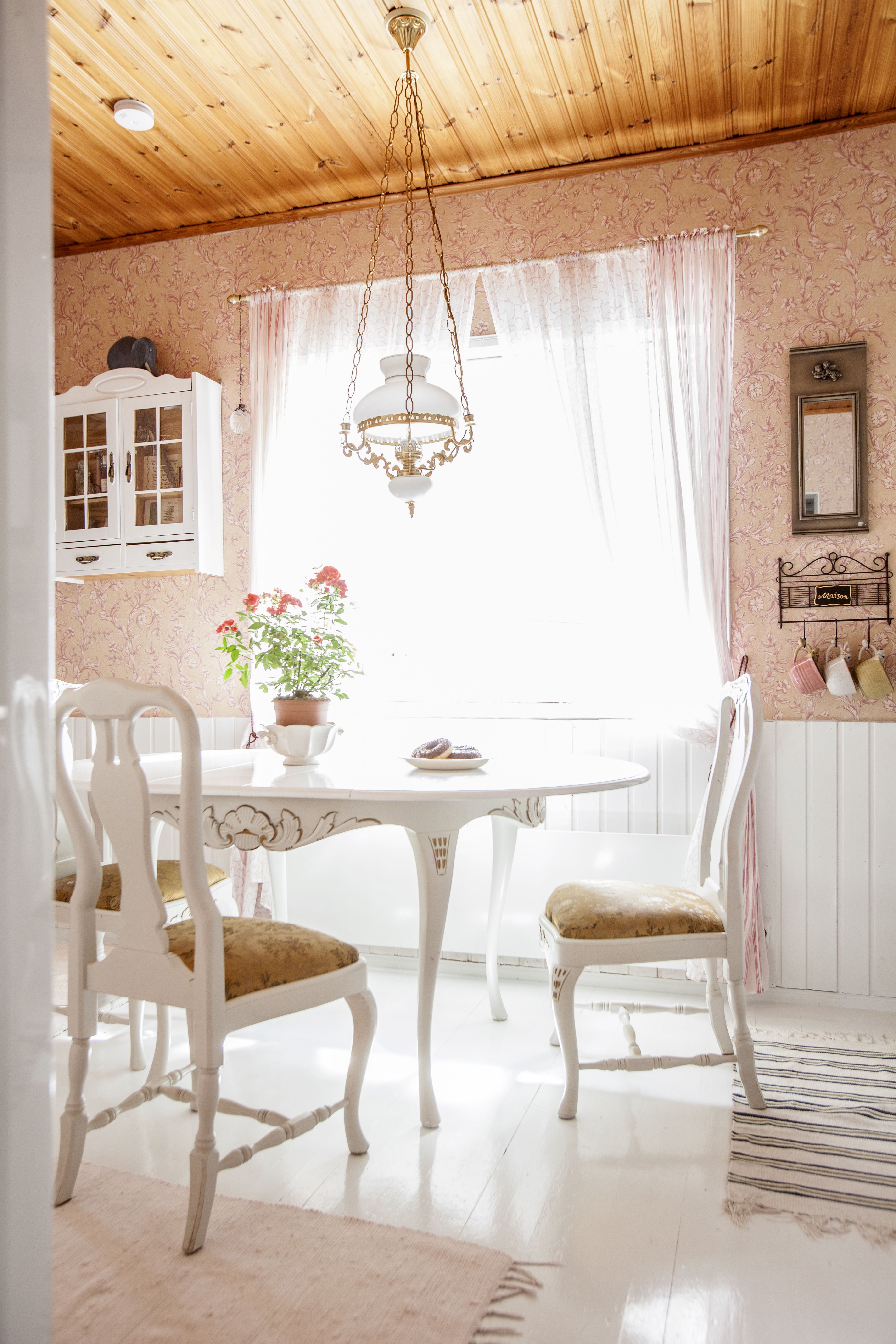 Vain silloin, kun ystäviä tulee kylään, Milla raivaa taiteilijantarvikkeensa ruokailutilasta kaappiin.