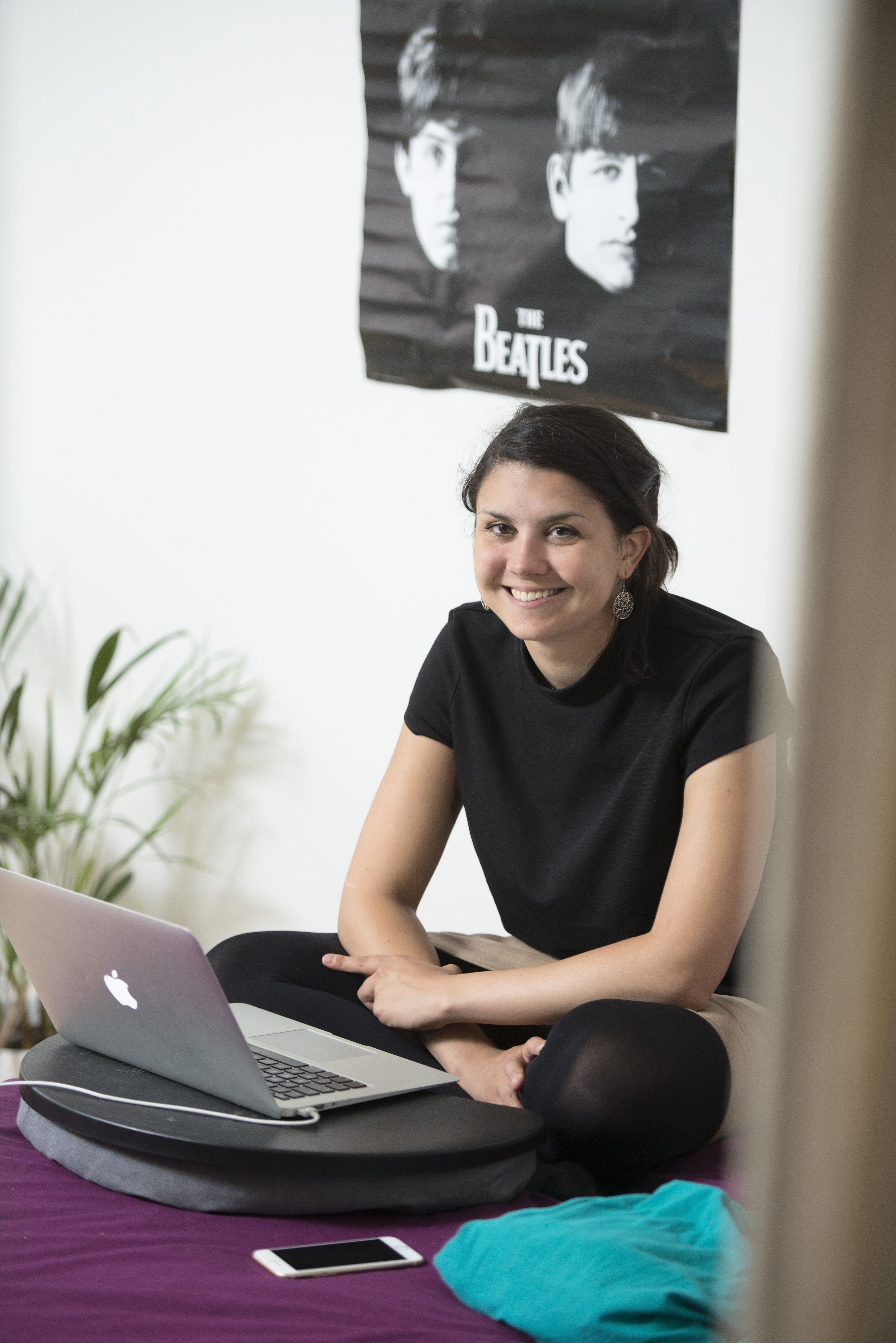 Aishi Zidan on 30-vuotias Amnesty Internationalin tiedottaja. Hän on syntynyt ja asuu Helsingissä. Aiemmin Aishi on työskennellyt lentoemäntänä ja ulkomaantoimittajana. Hän suhtautuu The Beatlesiin liki uskonnollisella vakavuudella.