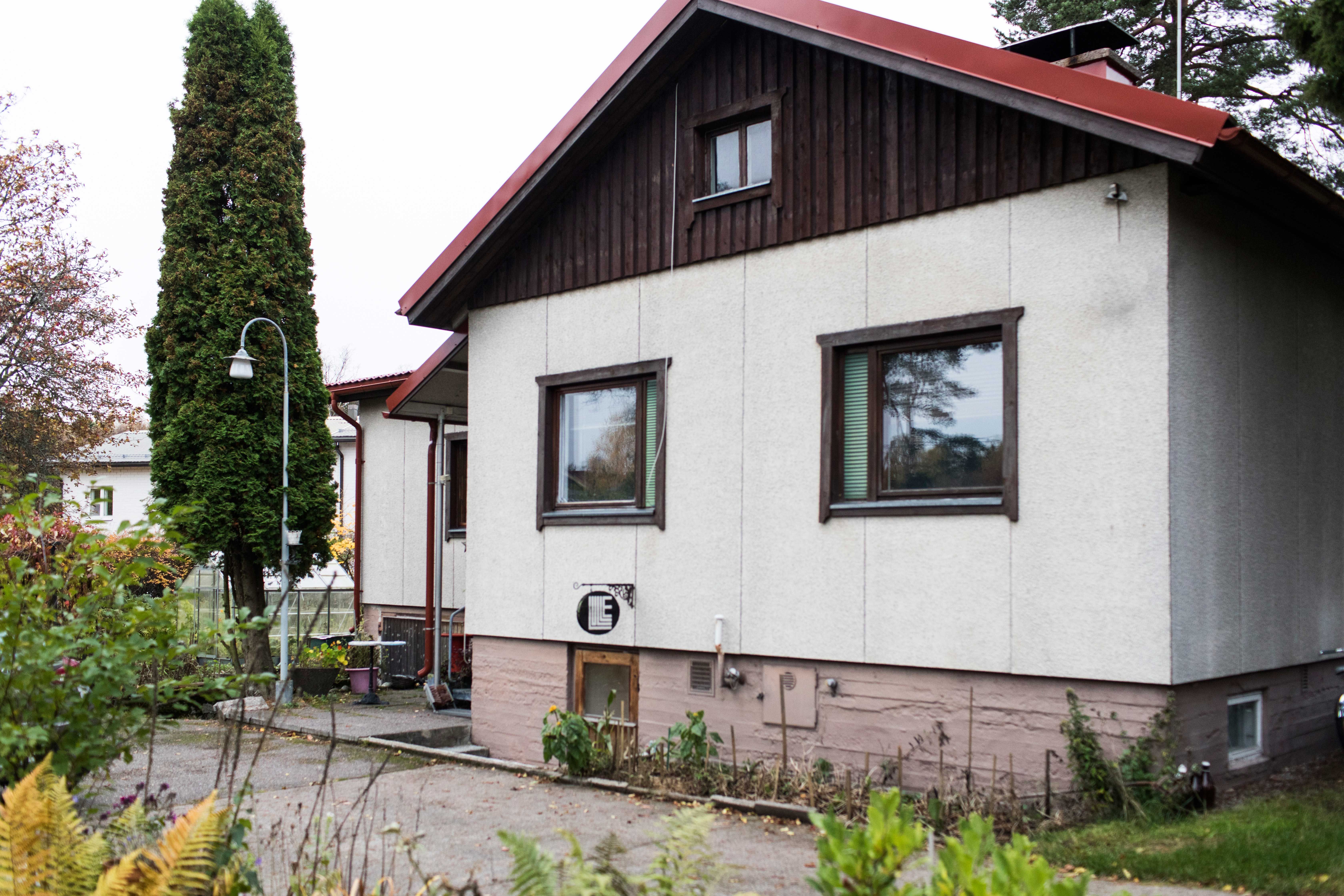 Perinteikkään omakotitalon sisällä on värikäs yllätys.