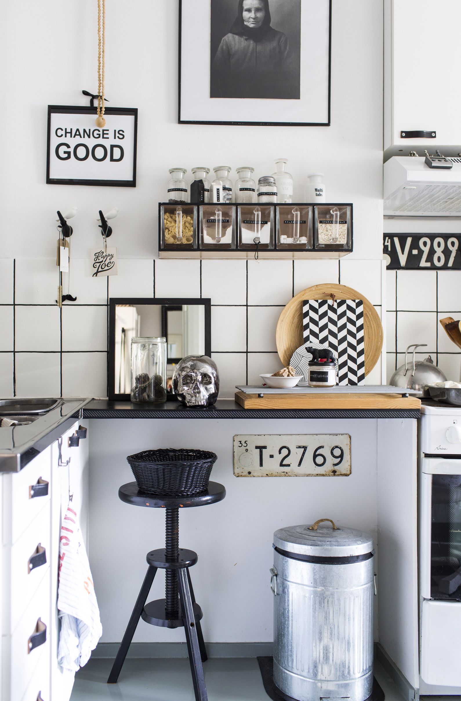 Kaikella on paikkansa. Keittiön kuivatavarat on suljettu kauniisiin lasipulloihin ja nimikoitu. Seinätaulu kertoo, että muutos on hyväksi.