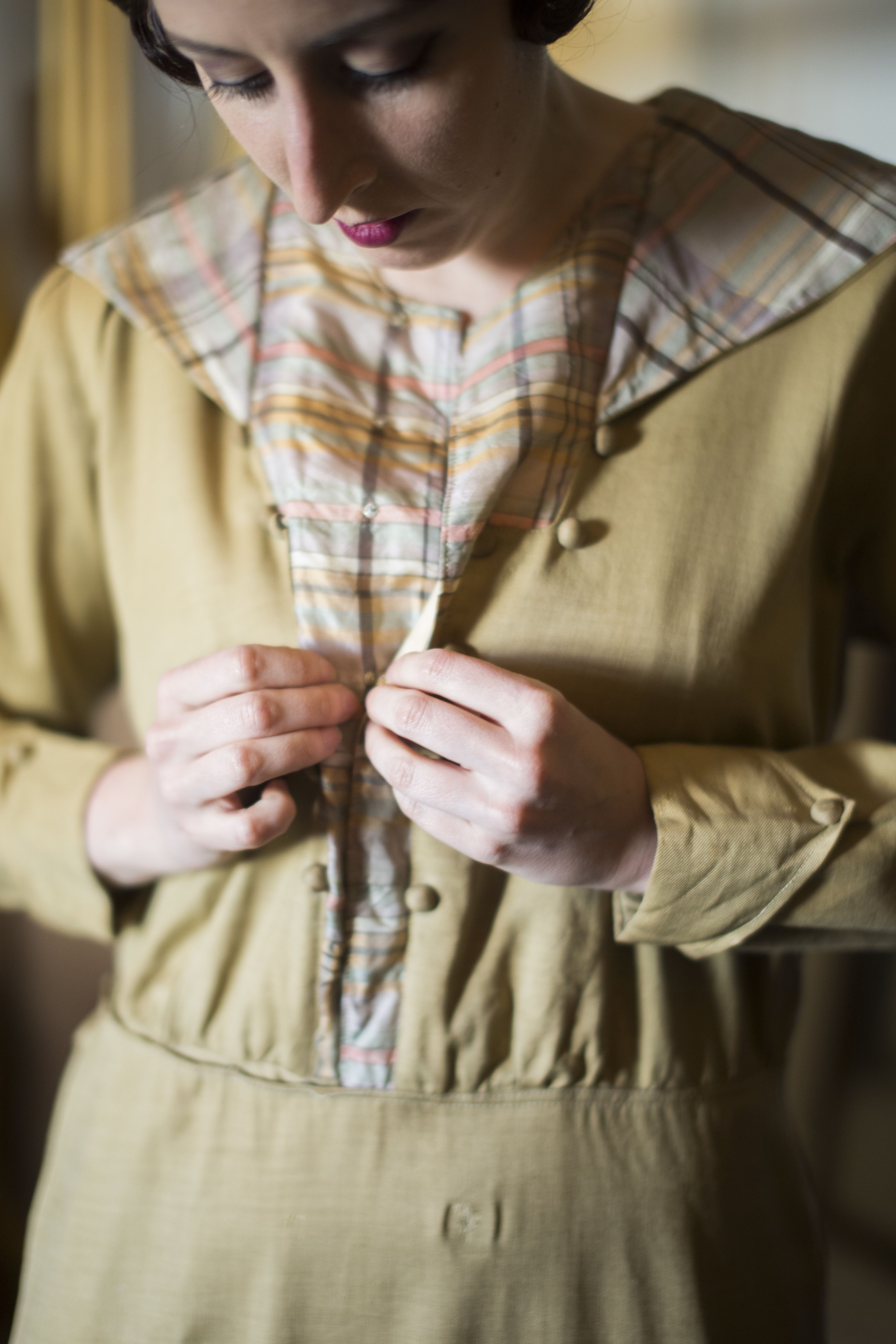 Herkässä silkkimekossa oli jo ostaessa pieniä, paikattuja reikiä, joita tulee helposti lisää.