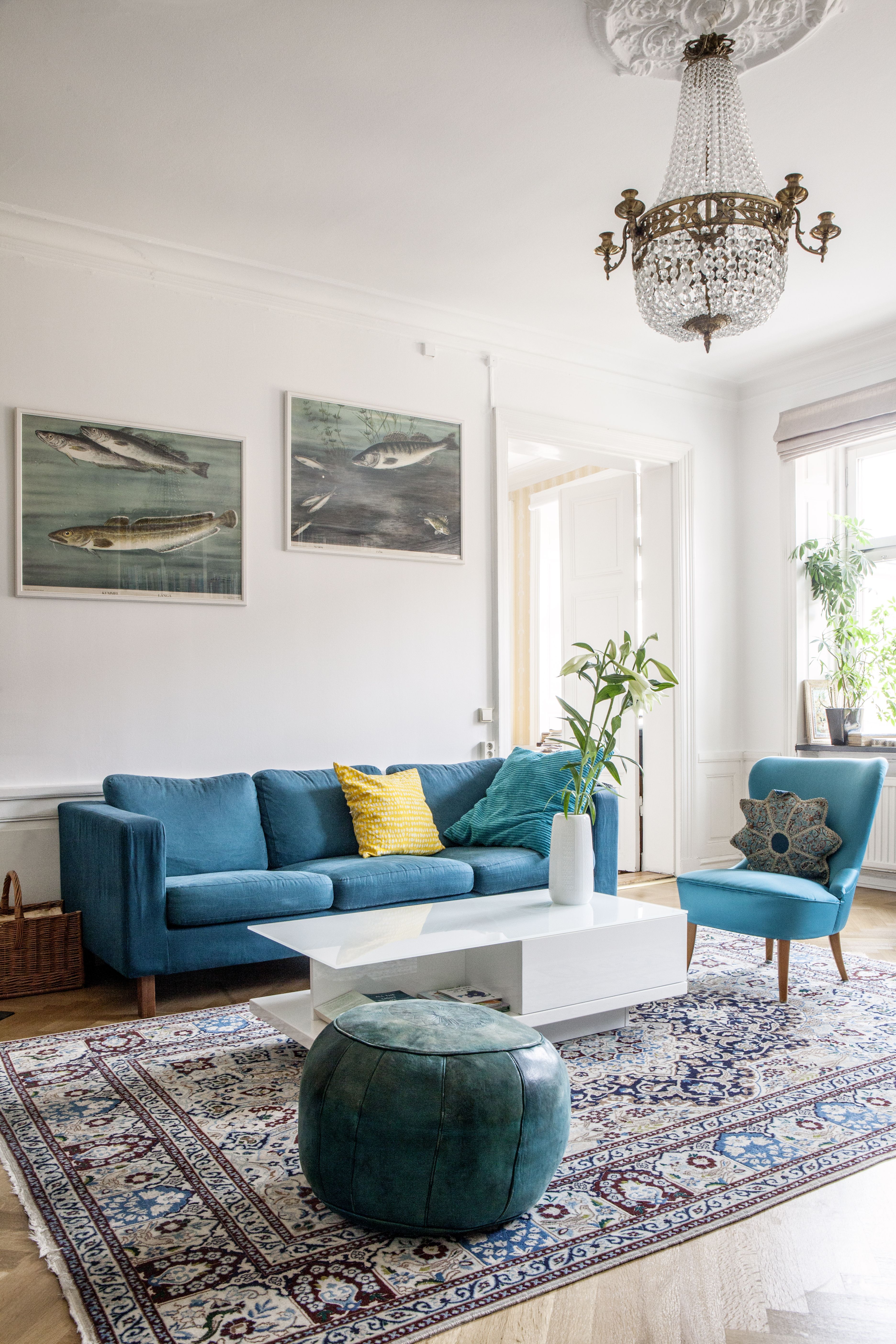 Perheelle rakas, kauhtunut persialaismatto on tärkeä osa olohuoneen sisustusta. Kaspianmeren rannalla kasvanut Shahriar on innokas kalamies, joten vanhat opetustaulut pääsivät aitiopaikalle.