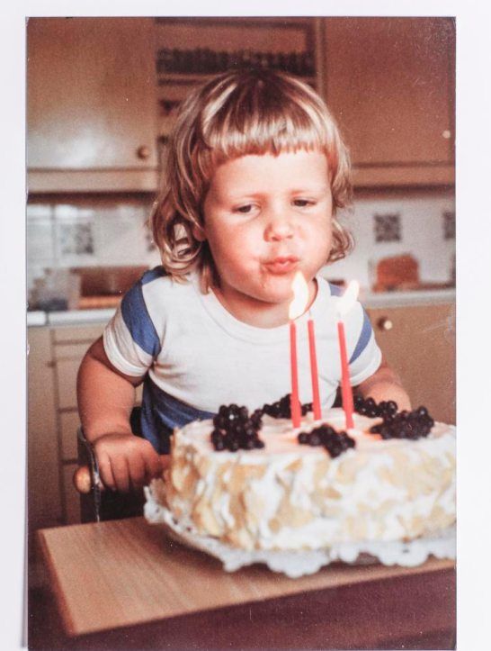 Kun täytin kolme, ymmärsin jo kynttilöiden lämmön. En mennyt liian lähelle.