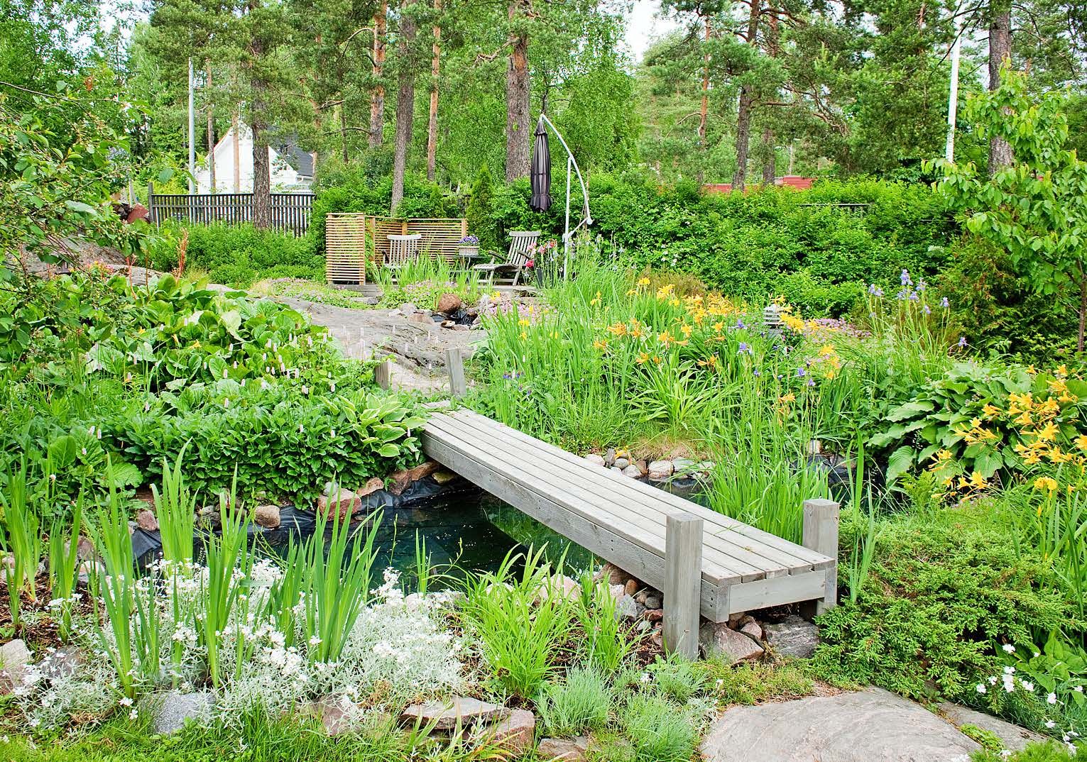 Pihalla on kaksi vesiallasta. Yläpatiolle pääsee pientä siltaa pitkin. Ala-altaan ympärillä kasvaa konnantatarta. 