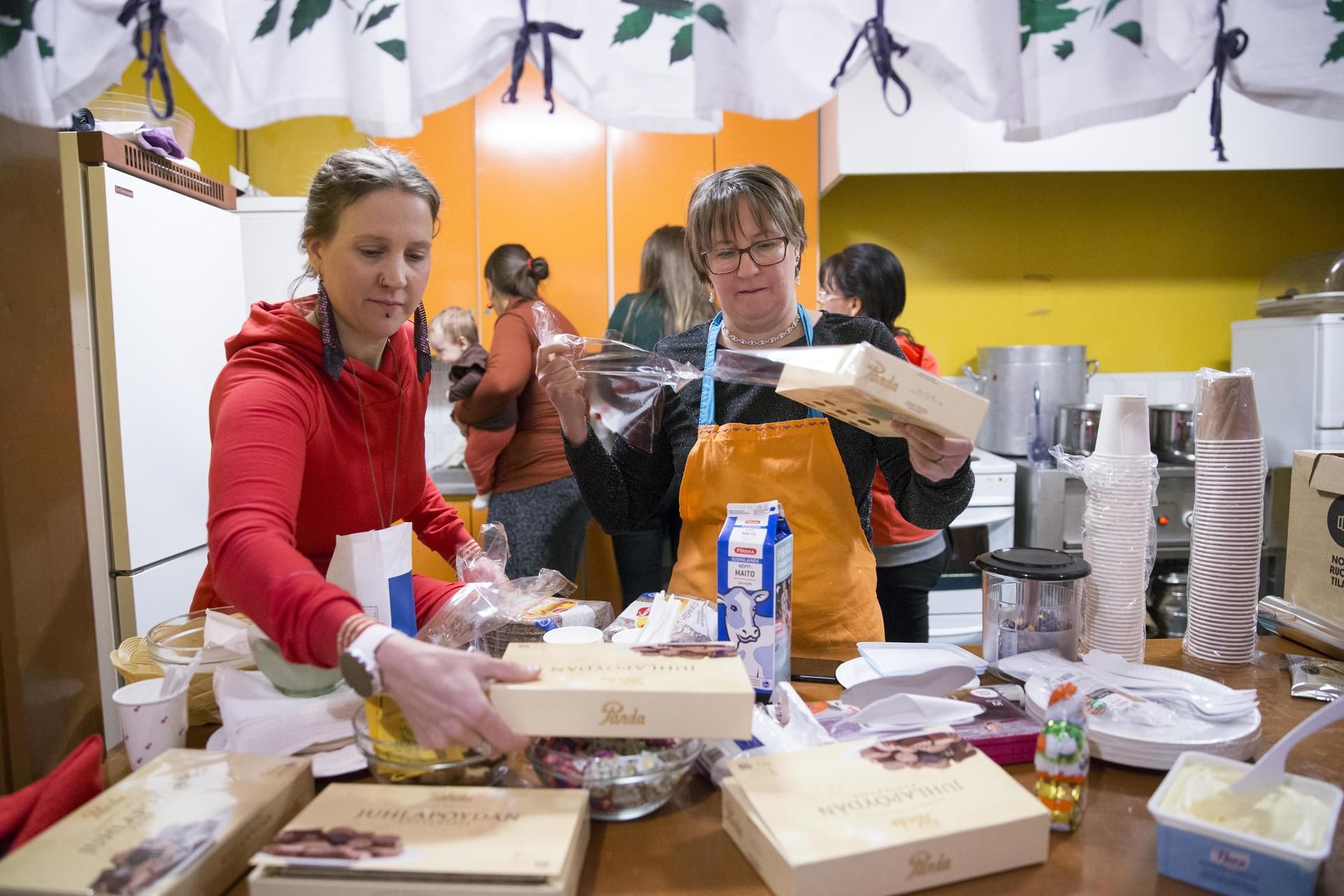 Sisko (vas.) ja Paula ja valmistelevat syömistä sisaruksille perheineen. Kun kaikki ovat paikalla, heitä on yhteensä 98.