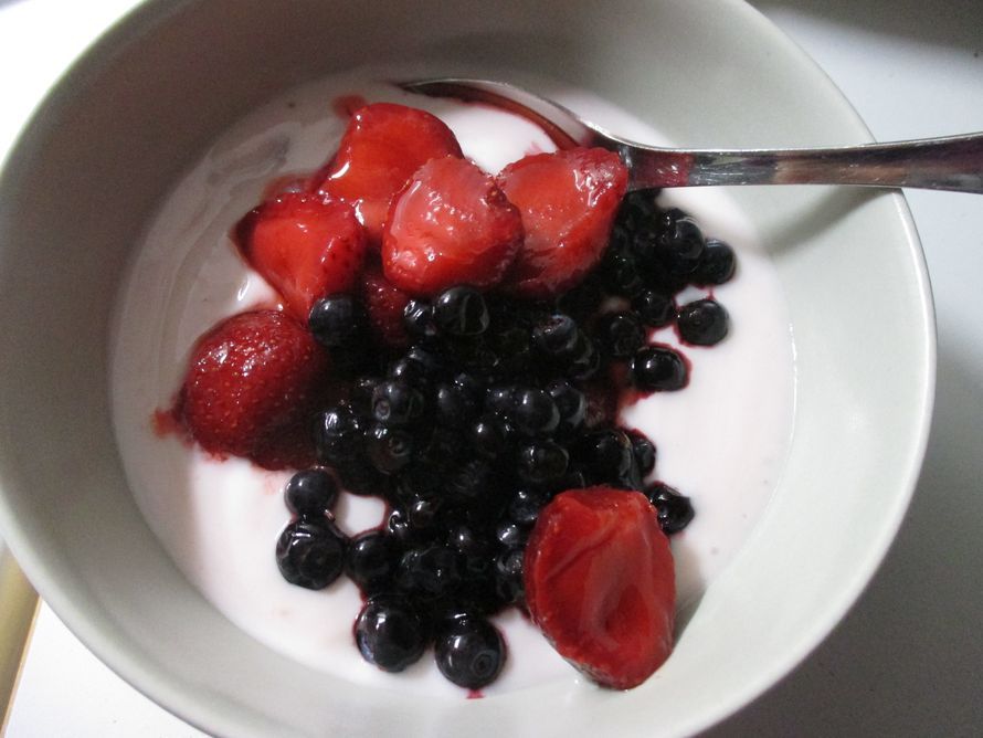 Juon kupin kahvia maidon kera ja jogurttia, johon laitan esimerkiksi marjoja, hedelmiä tai mysliä. Töissä aamukahvin aikaan juon teetä ja sen kanssa mutustan mysli- tai kanelikorppuja. Myös hedelmiä on tarjolla talon puolesta. - Annekaarina