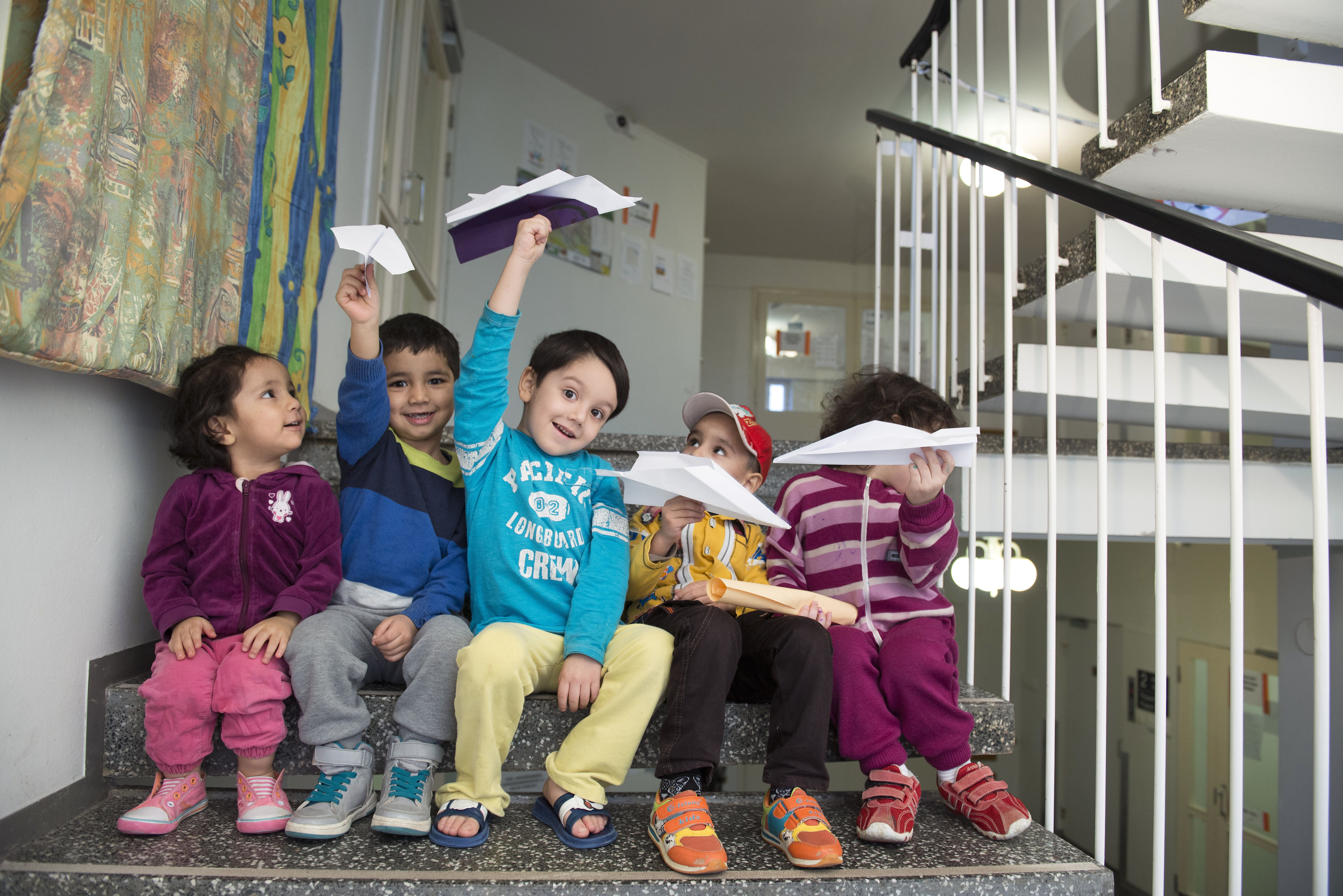 Sousan, Haidar, Matin ja Navid testaavat Masan rakentamia lentokoneita.