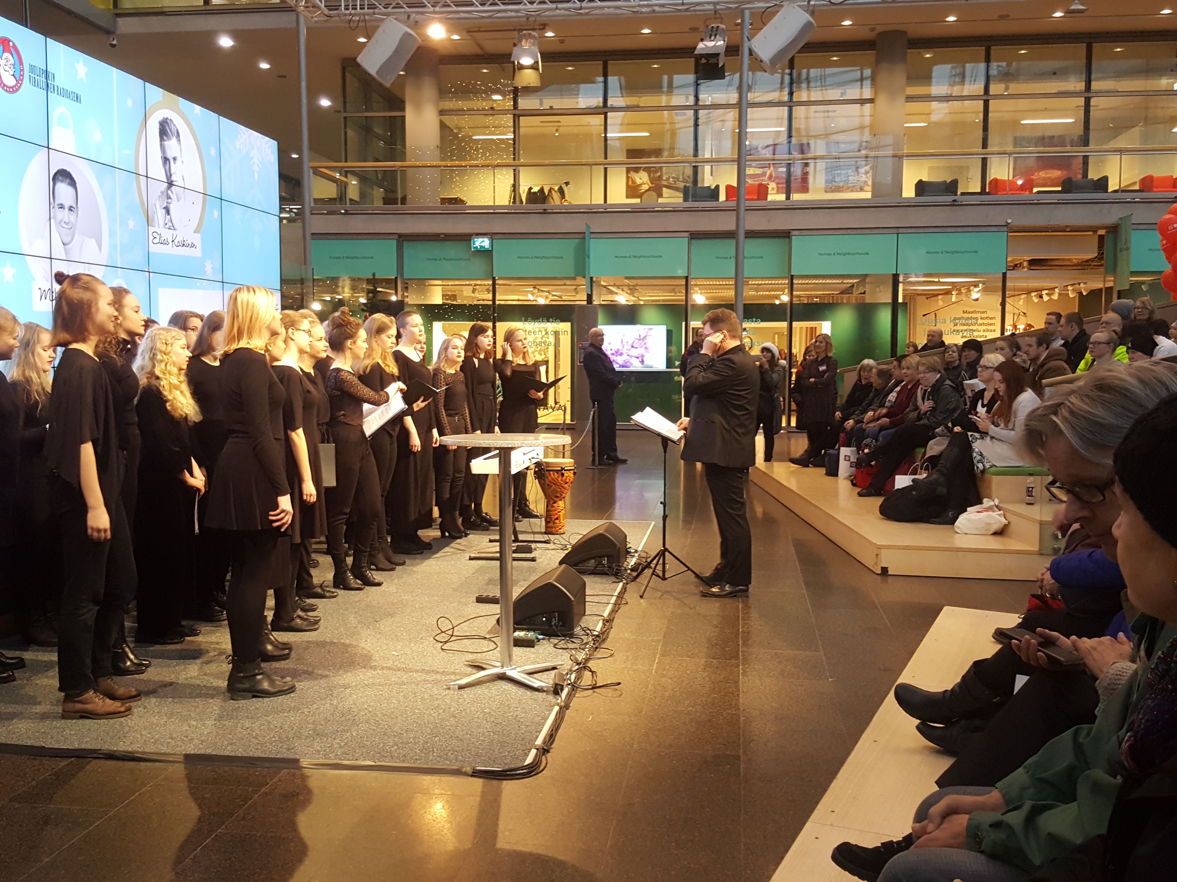 Nuorten laulajien heleät naisäänet soivat upeasti Sanomatalon korkeassa tilassa. Sibelius-lukion Tyttökuoro hiljensi yleisön upeilla klassikoilla.