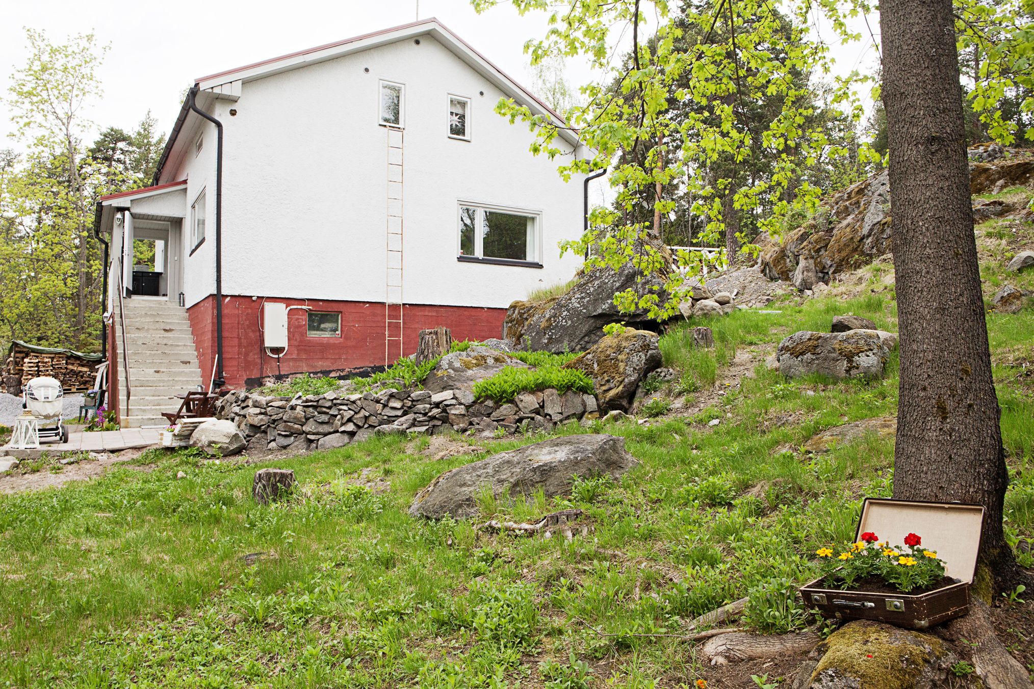 Omakotitalo vuodelta 1946 seisoo ylpeänä rinnetontilla. Siinä on 169 asuinneliötä ja 50 neliötä kellaritilaa.